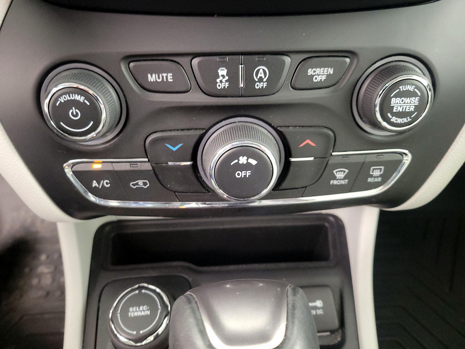Thumbnail: 2021 Jeep Cherokee - 16