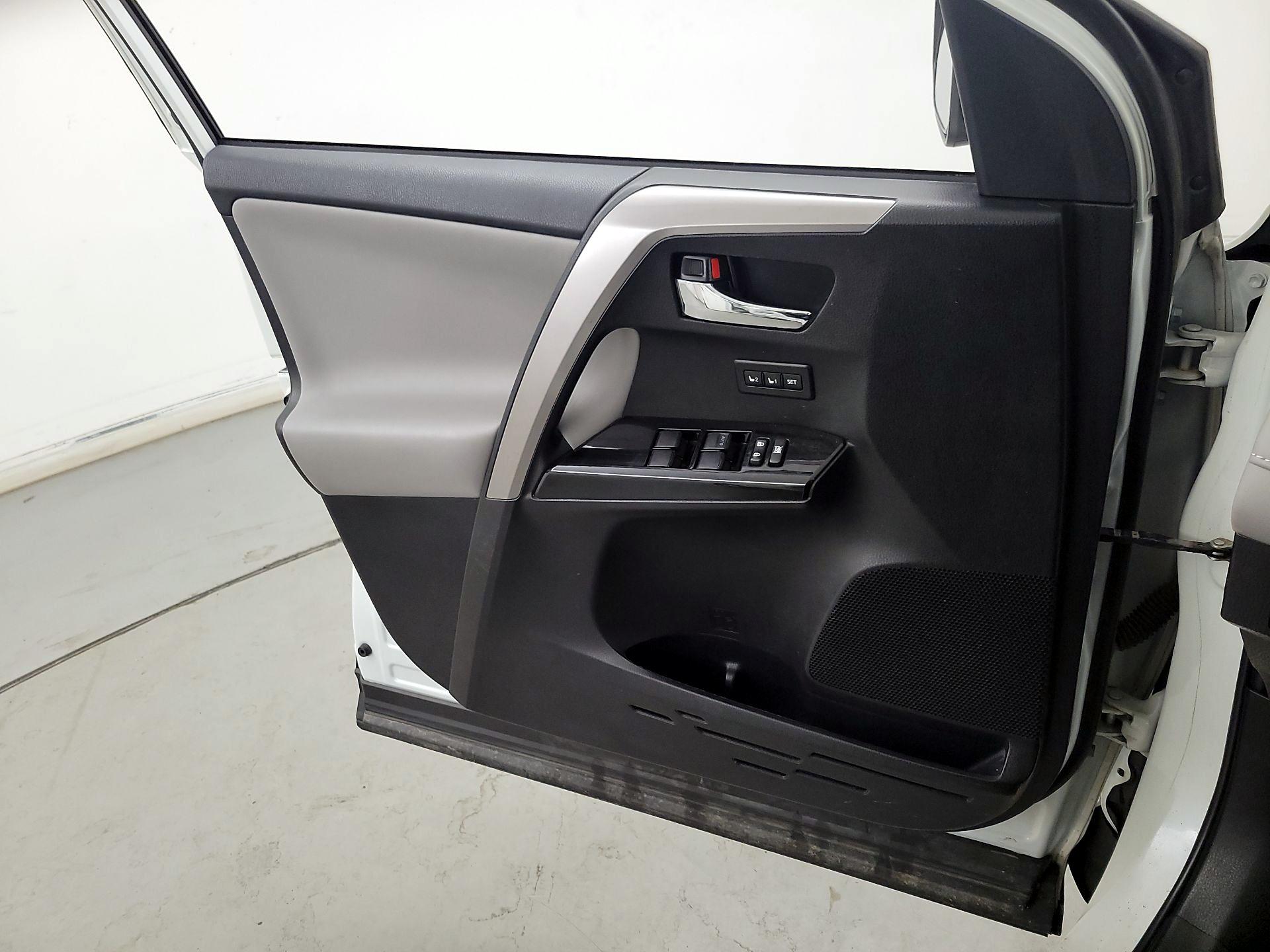 Thumbnail: 2016 Toyota RAV4 - 12