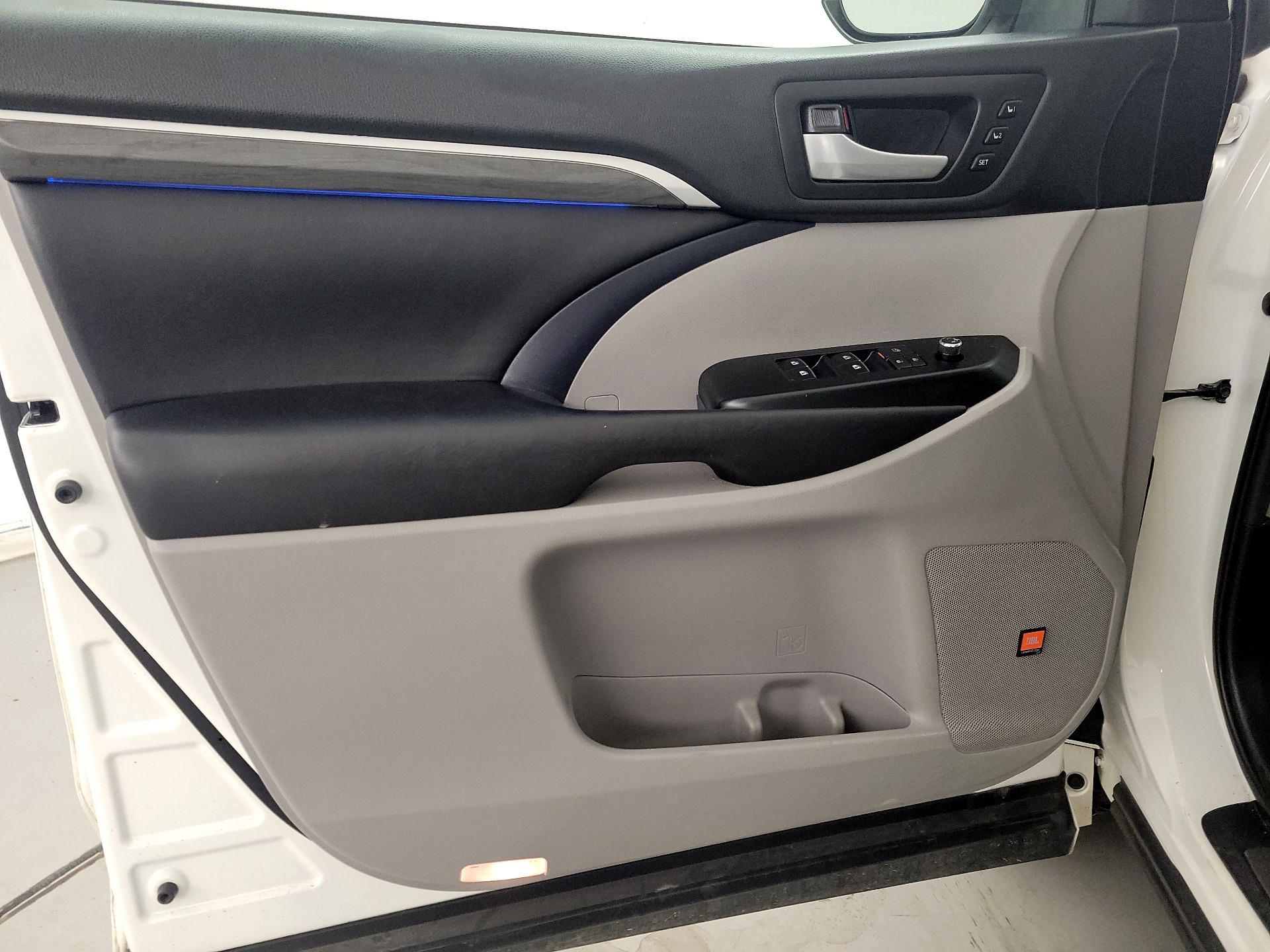 Thumbnail: 2019 Toyota Highlander - 12