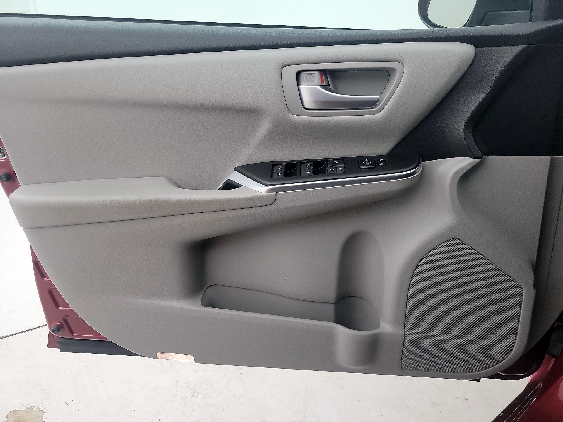 Thumbnail: 2016 Toyota Camry - 12
