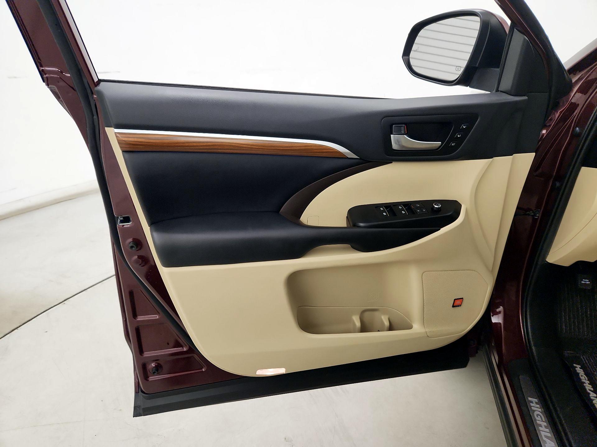 Thumbnail: 2019 Toyota Highlander - 12