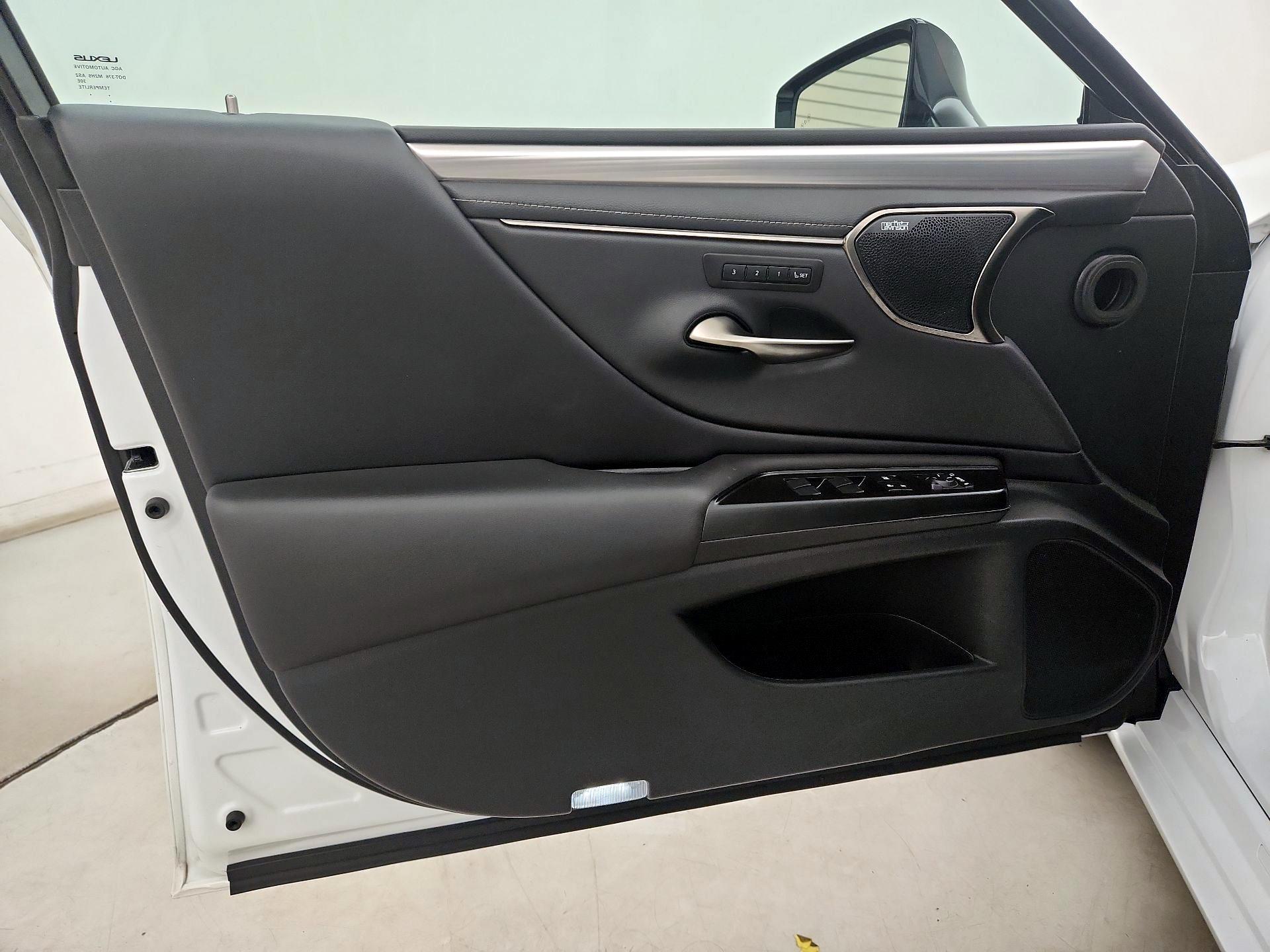 Thumbnail: 2020 Lexus ES - 12