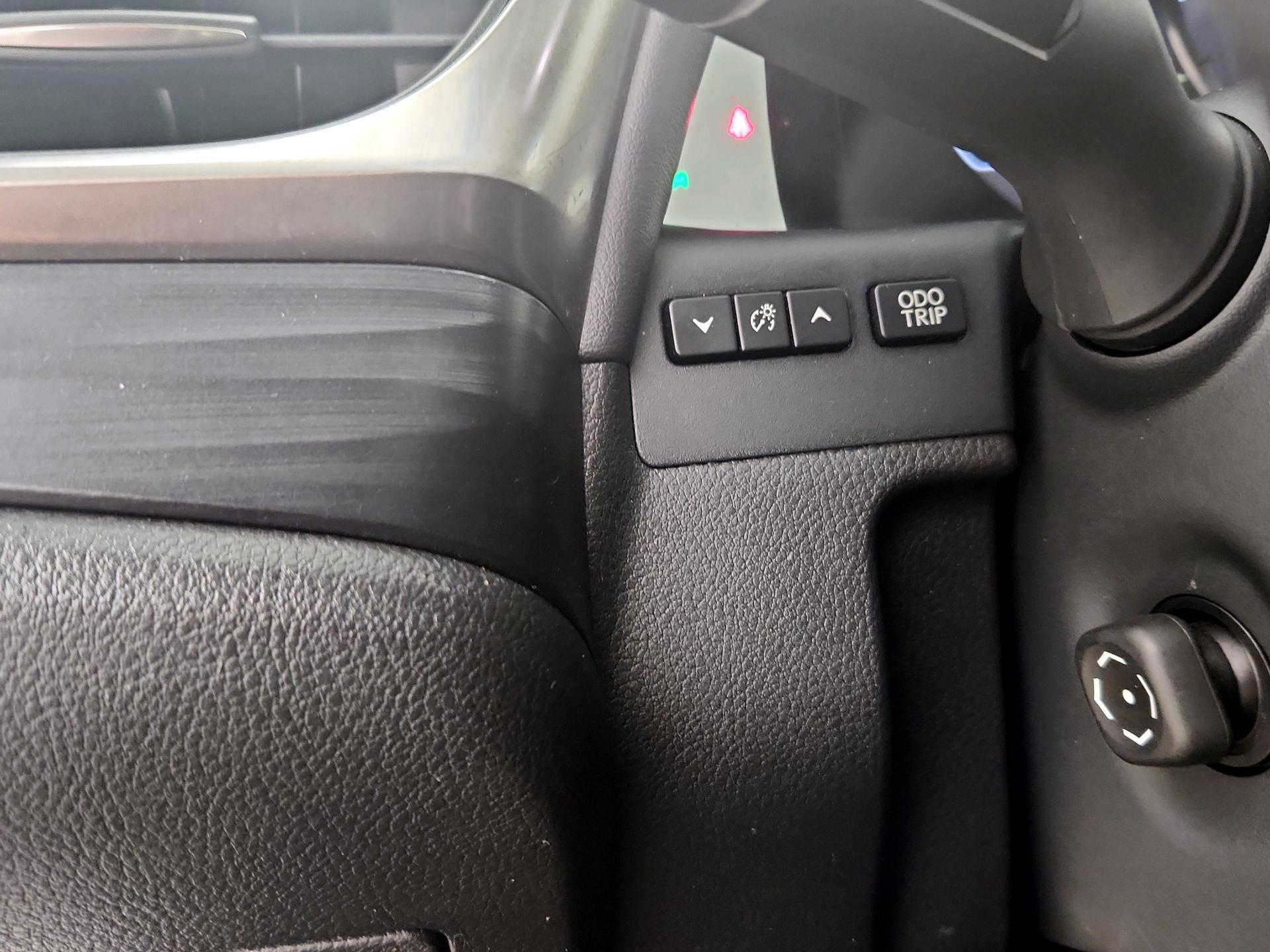 Thumbnail: 2020 Lexus ES - 13