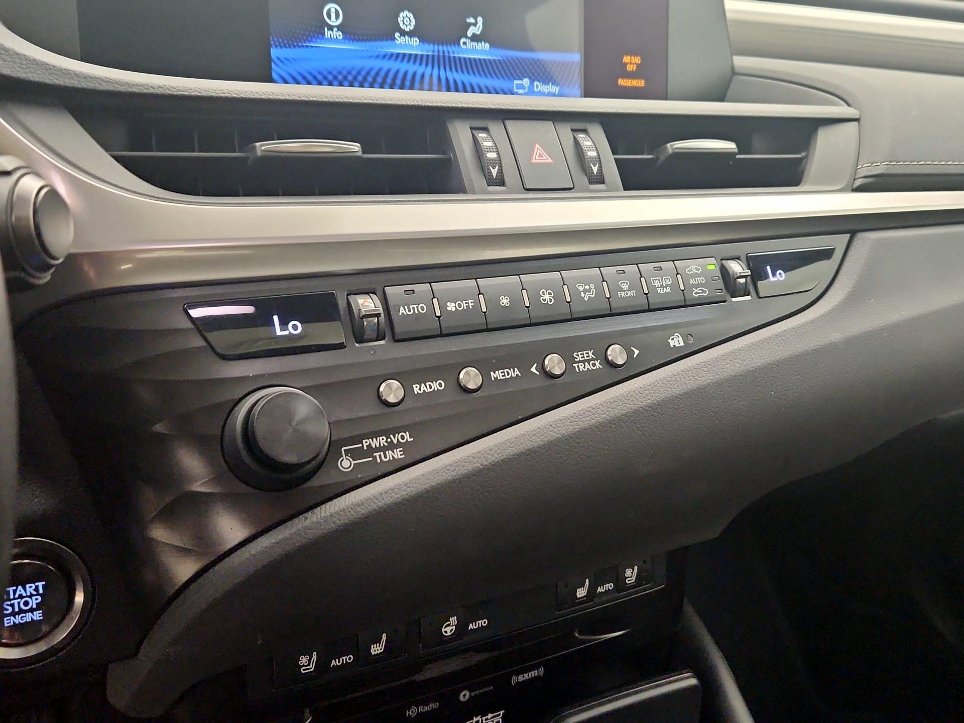 Thumbnail: 2020 Lexus ES - 16