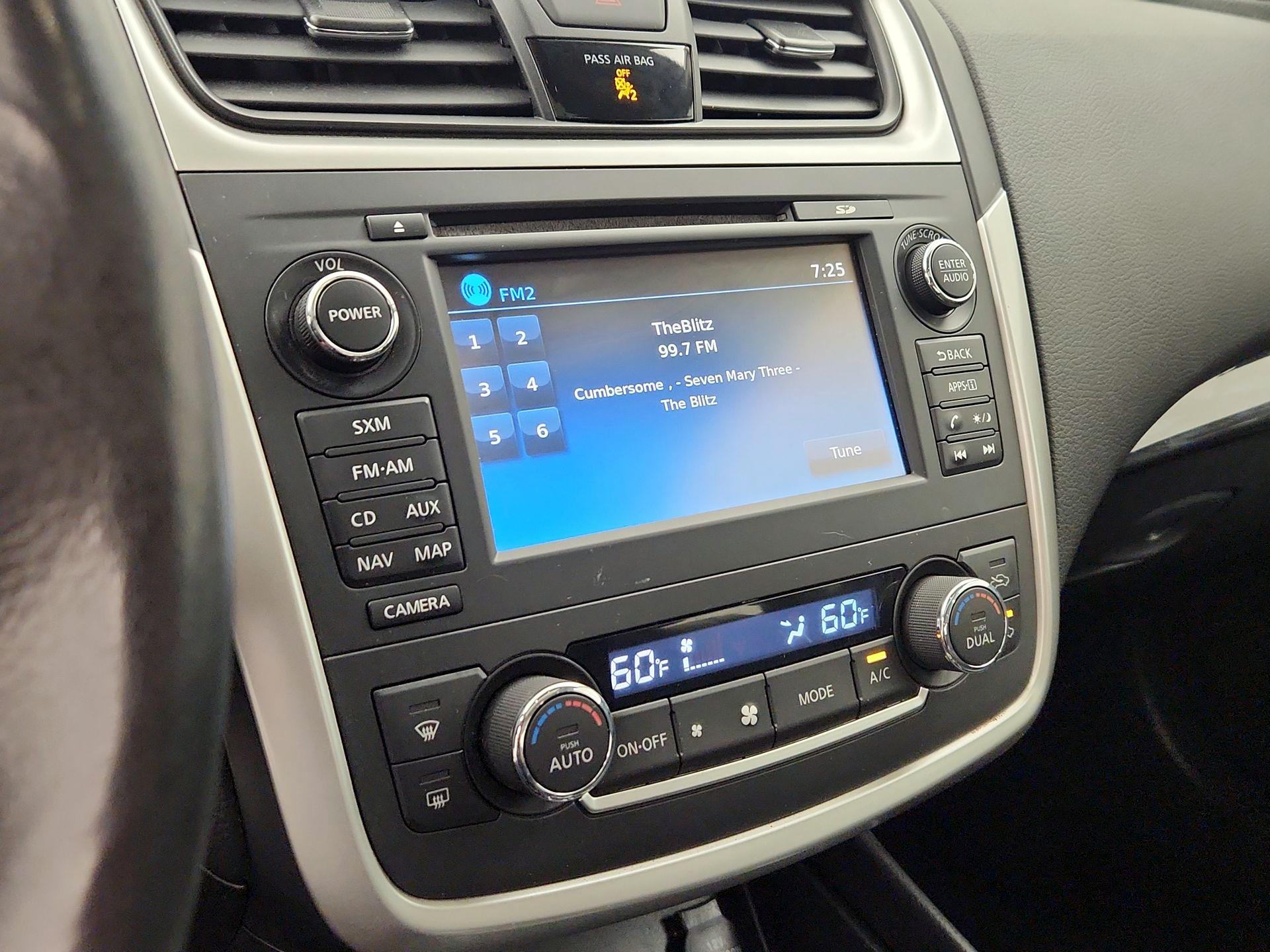 Thumbnail: 2016 Nissan Altima - 16