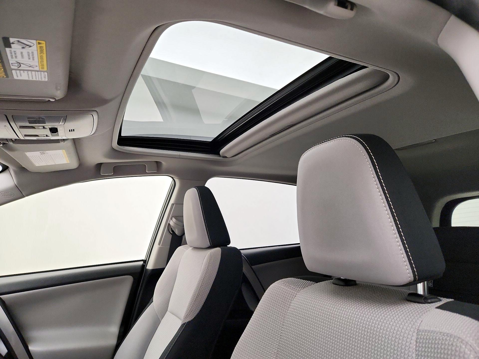 Thumbnail: 2017 Toyota RAV4 - 20
