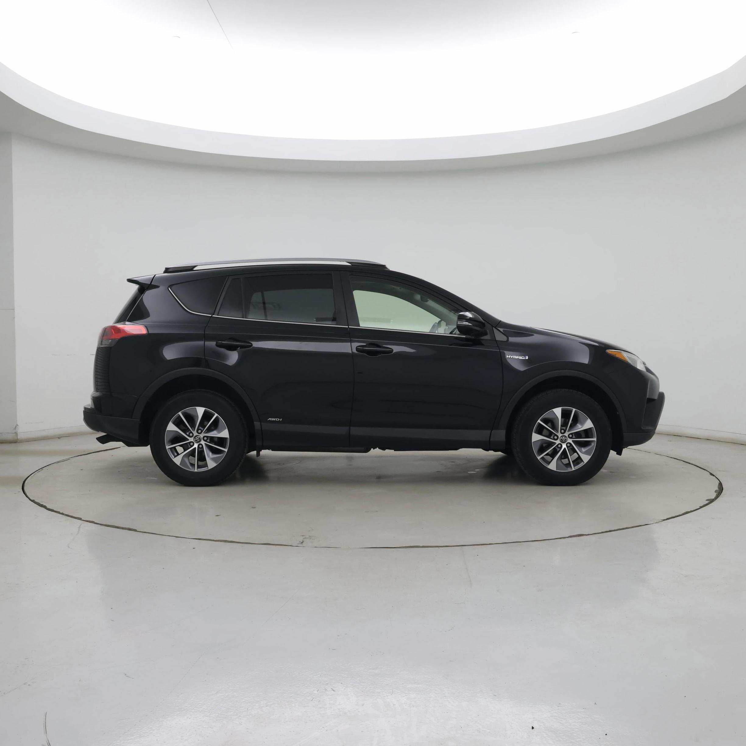 Thumbnail: 2017 Toyota RAV4 - 7
