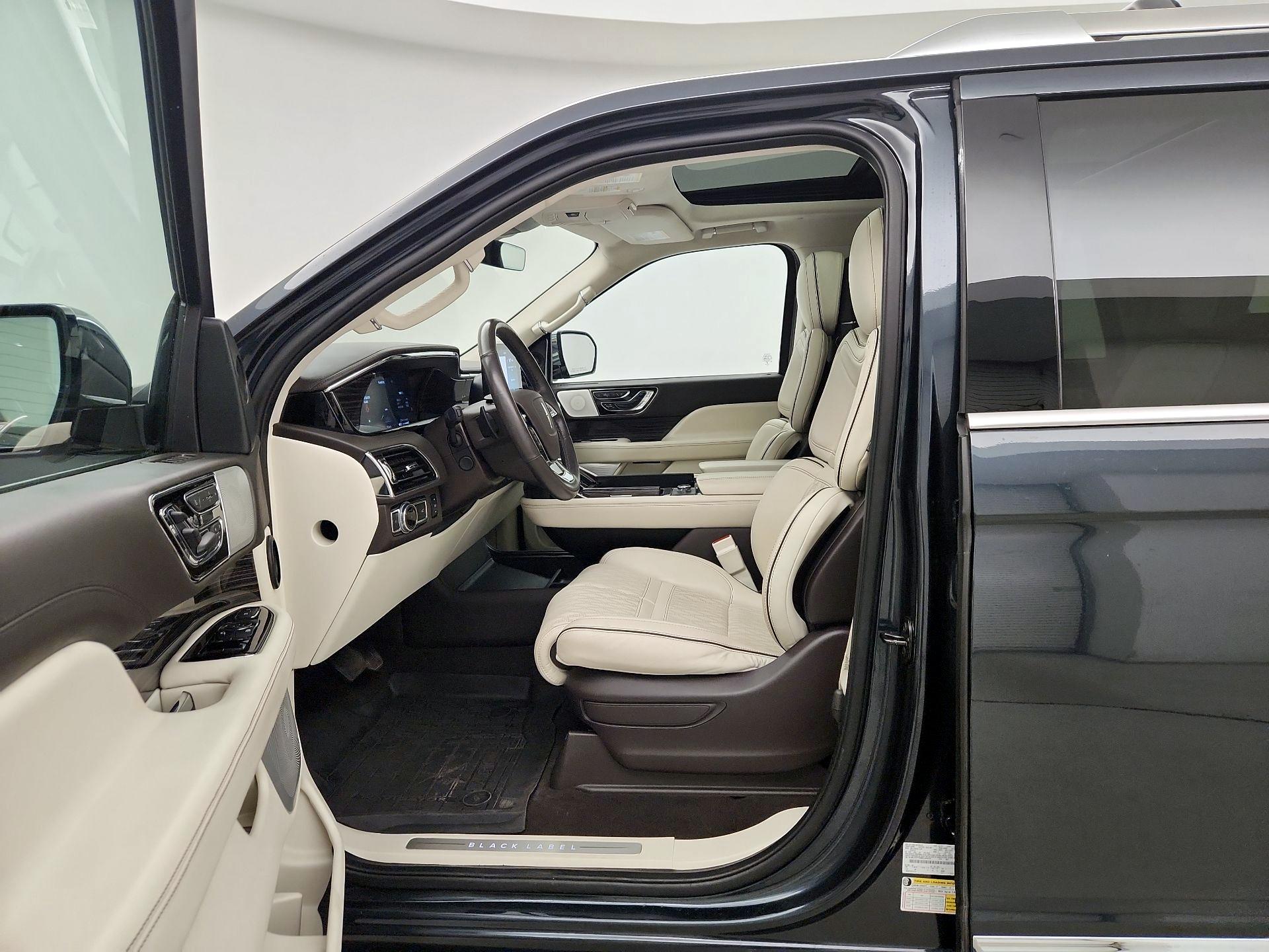 Thumbnail: 2021 Lincoln Navigator L - 11