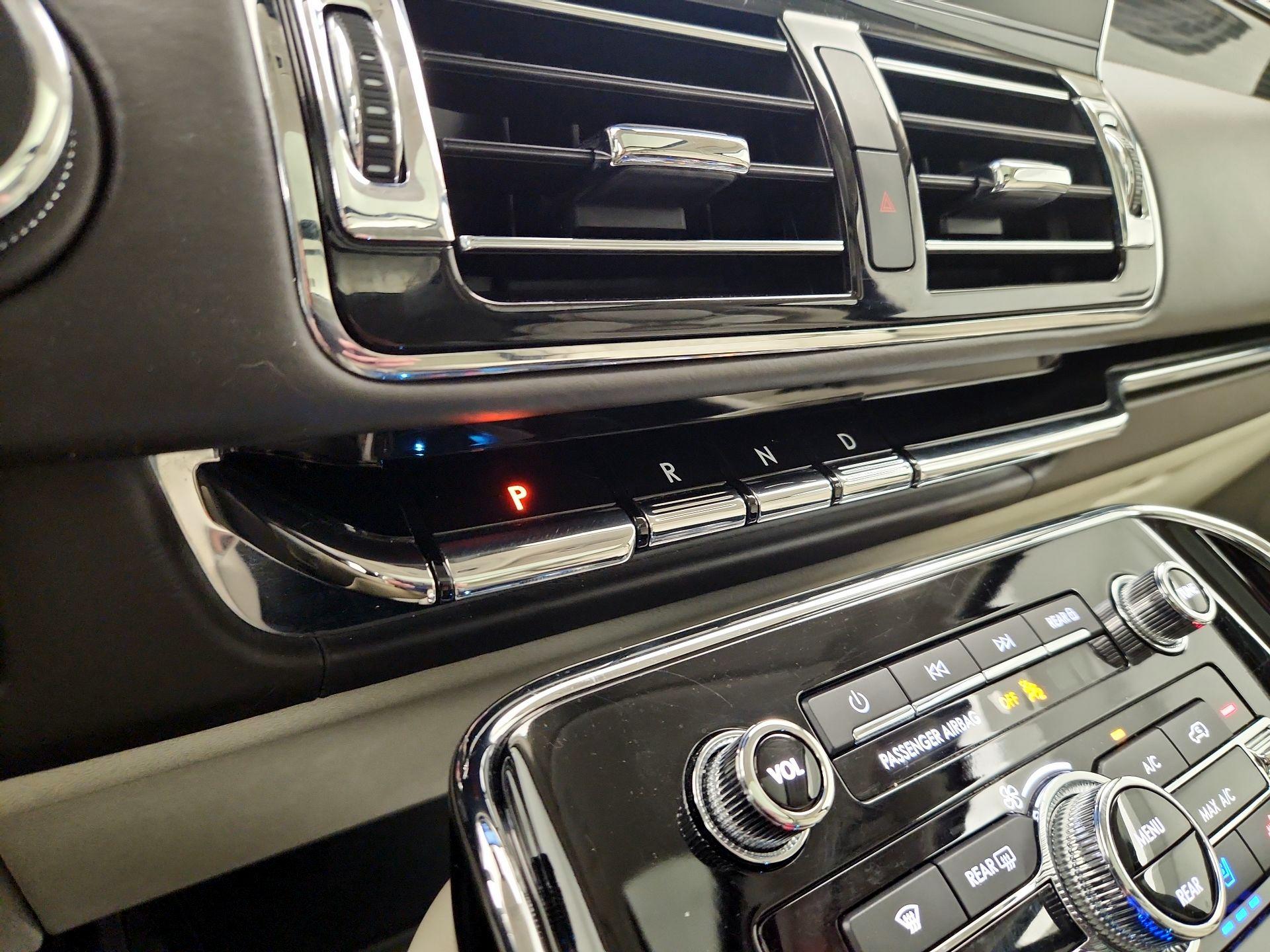 Thumbnail: 2021 Lincoln Navigator L - 18