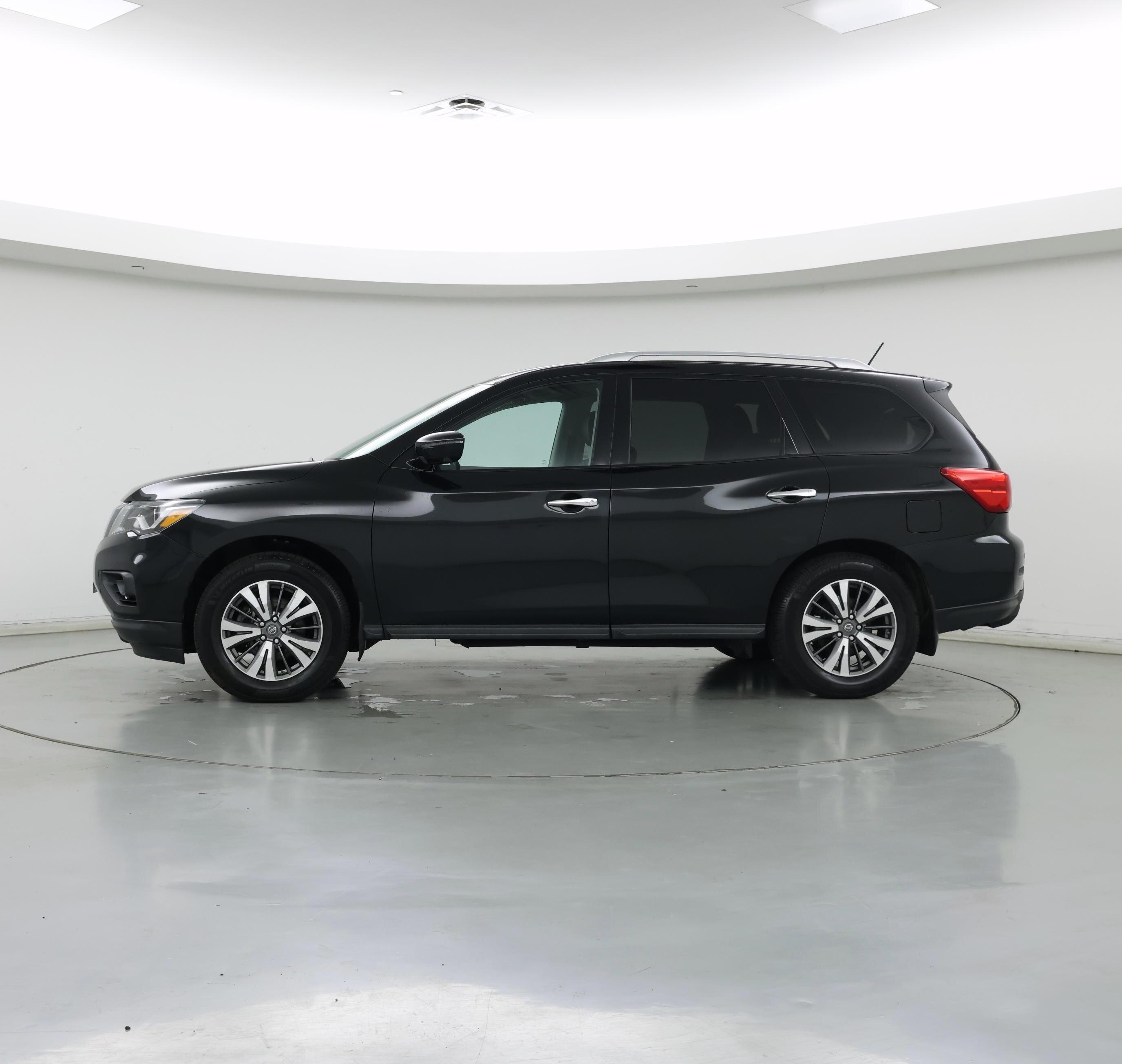 Thumbnail: 2017 Nissan Pathfinder - 3