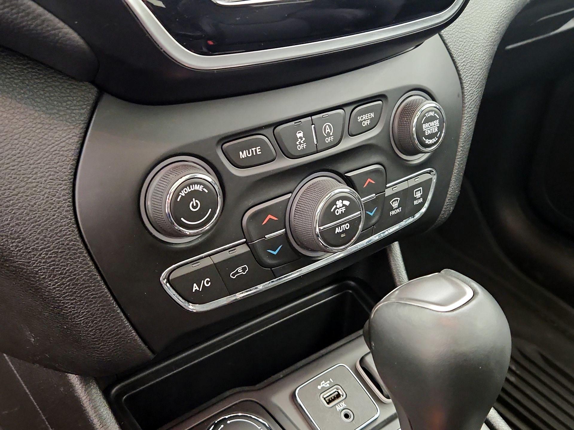 Thumbnail: 2021 Jeep Cherokee - 16