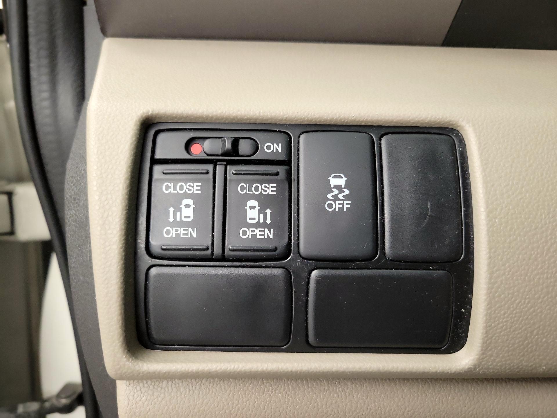 Thumbnail: 2016 Honda Odyssey - 13