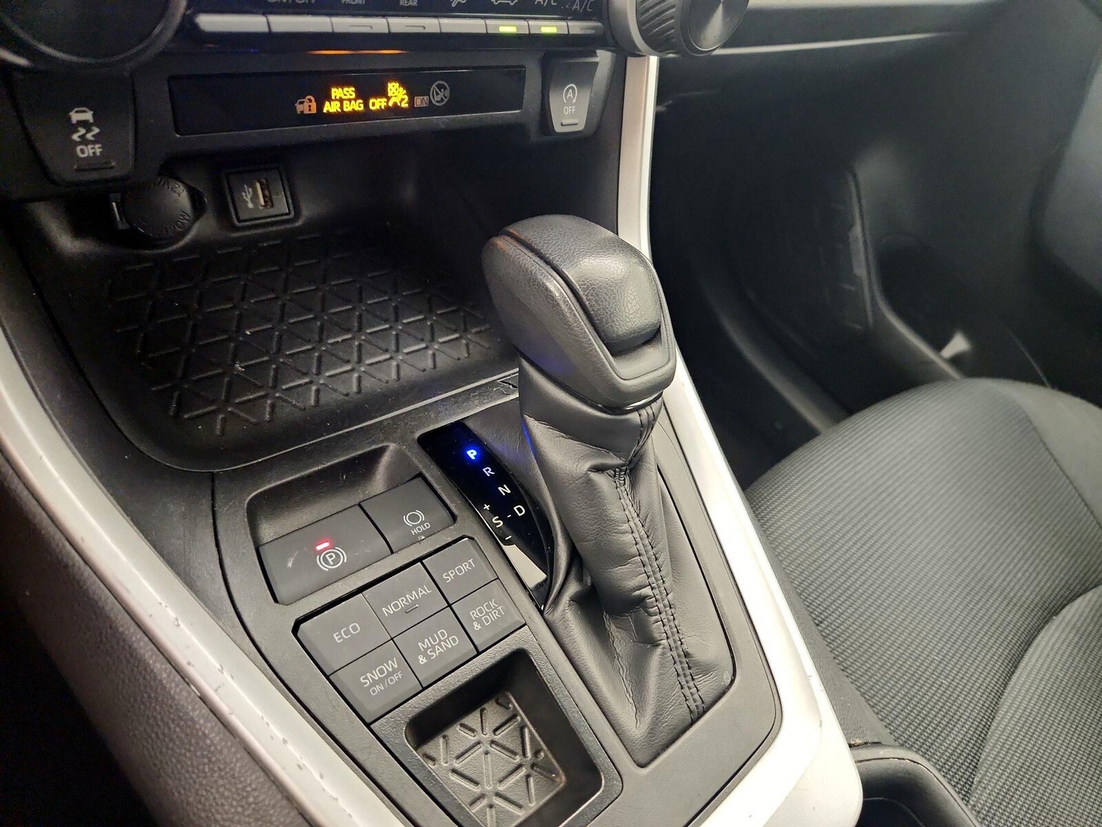 2024 Toyota RAV4 LE - Photo 17