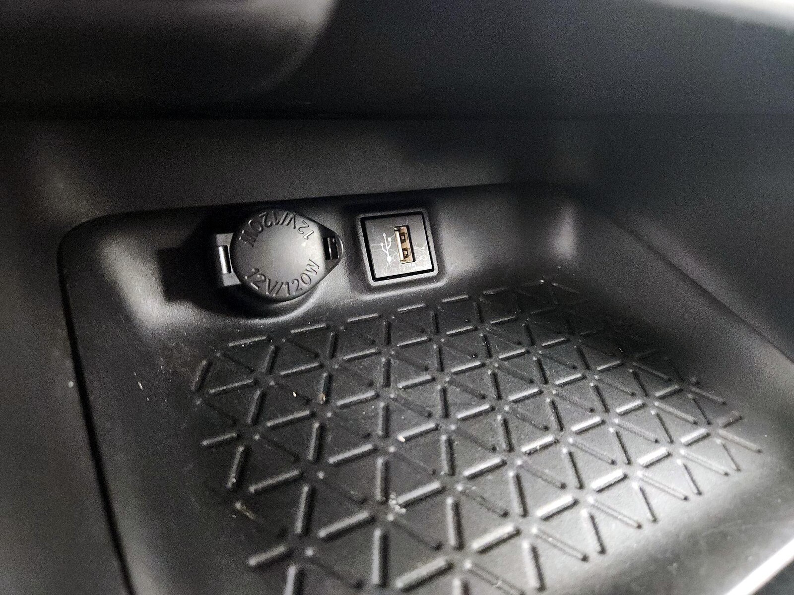 2024 Toyota RAV4 LE - Photo 18