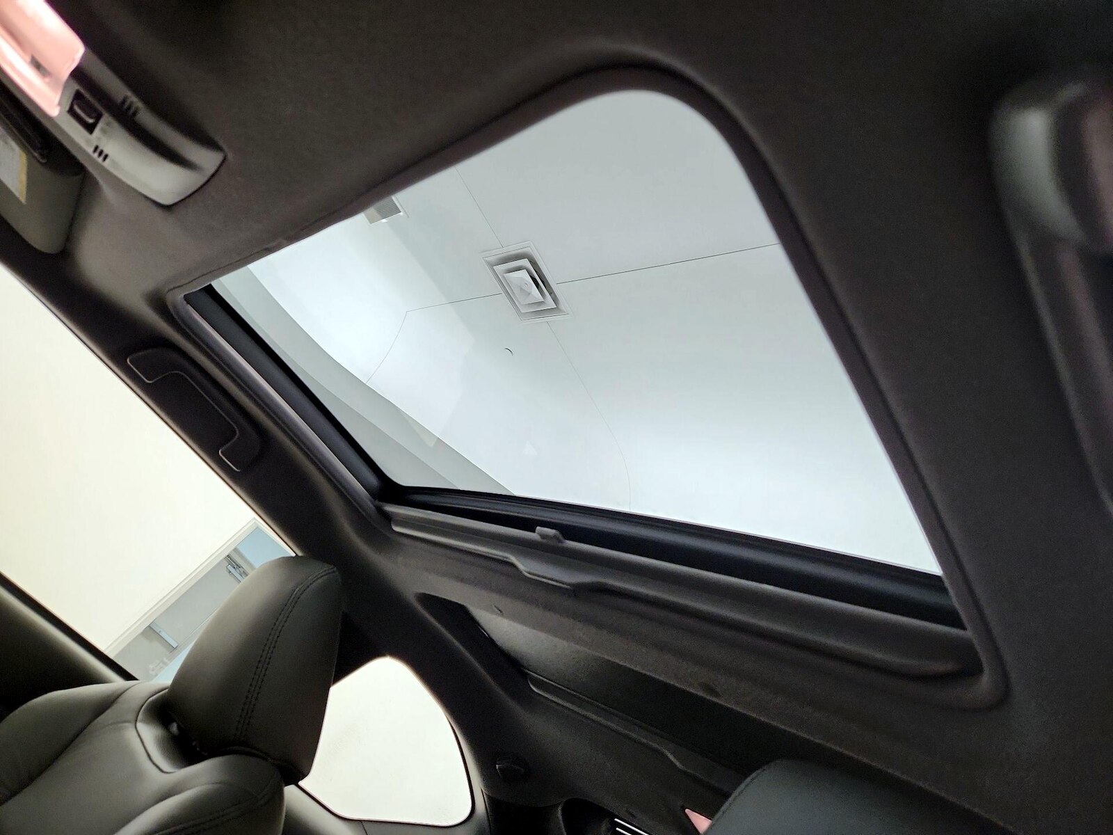 Panoramic Sunroof & Skylight(s)