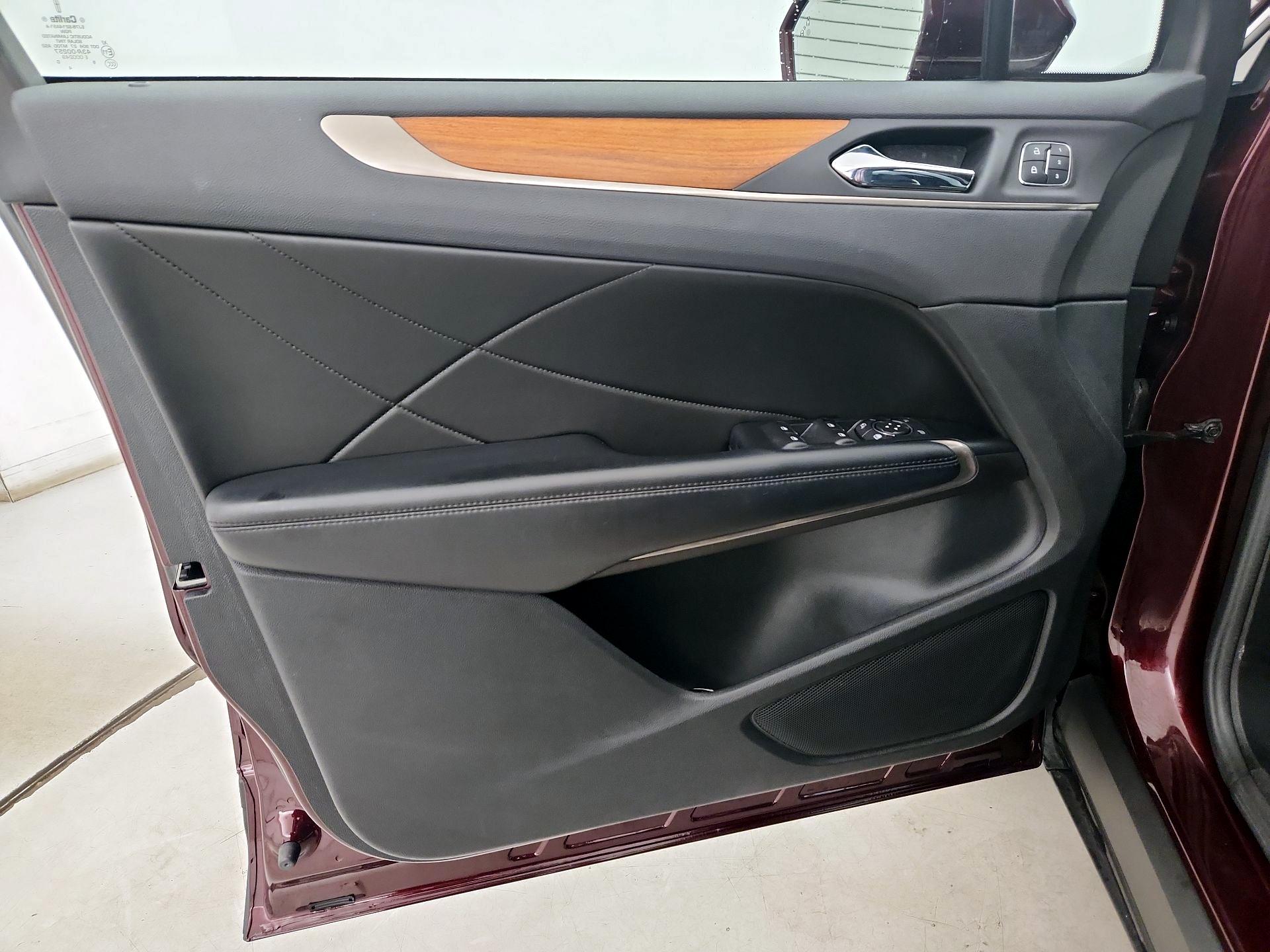 Thumbnail: 2017 Lincoln MKC - 12