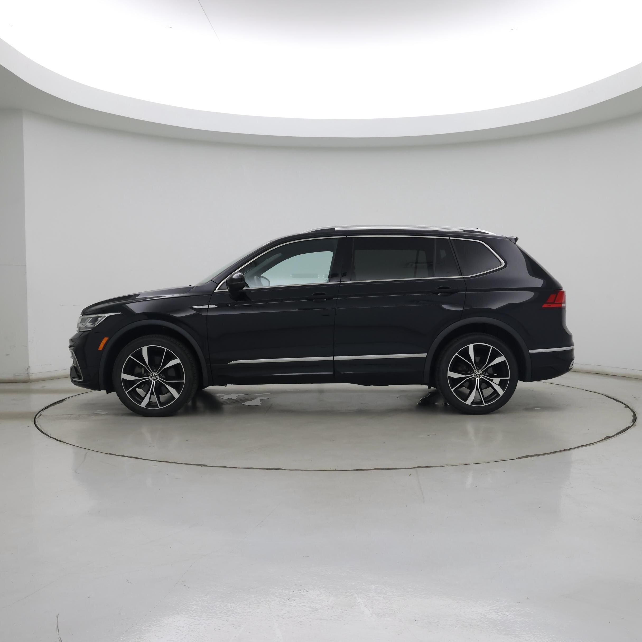 Thumbnail: 2022 Volkswagen Tiguan - 3