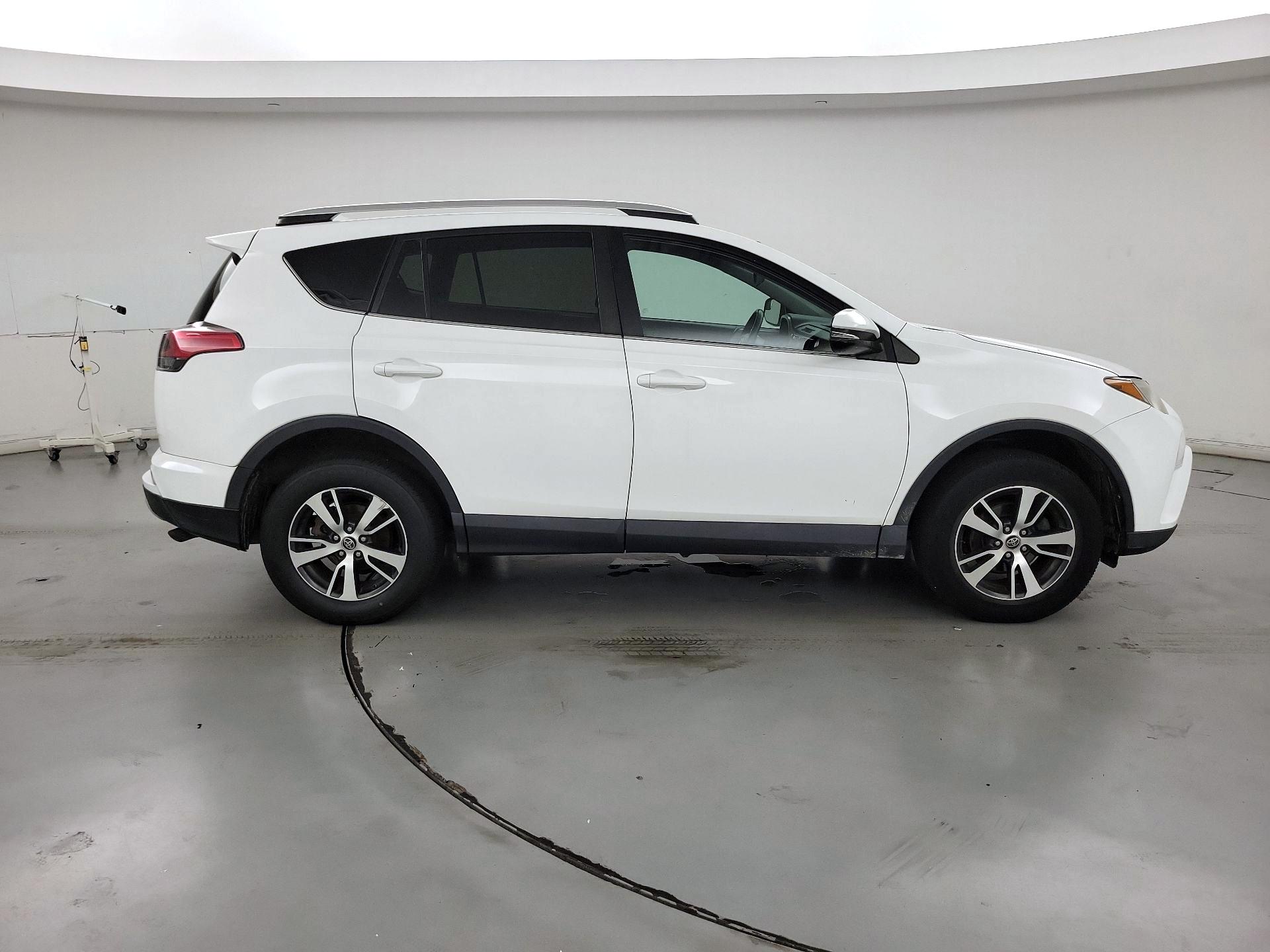 Thumbnail: 2016 Toyota RAV4 - 4