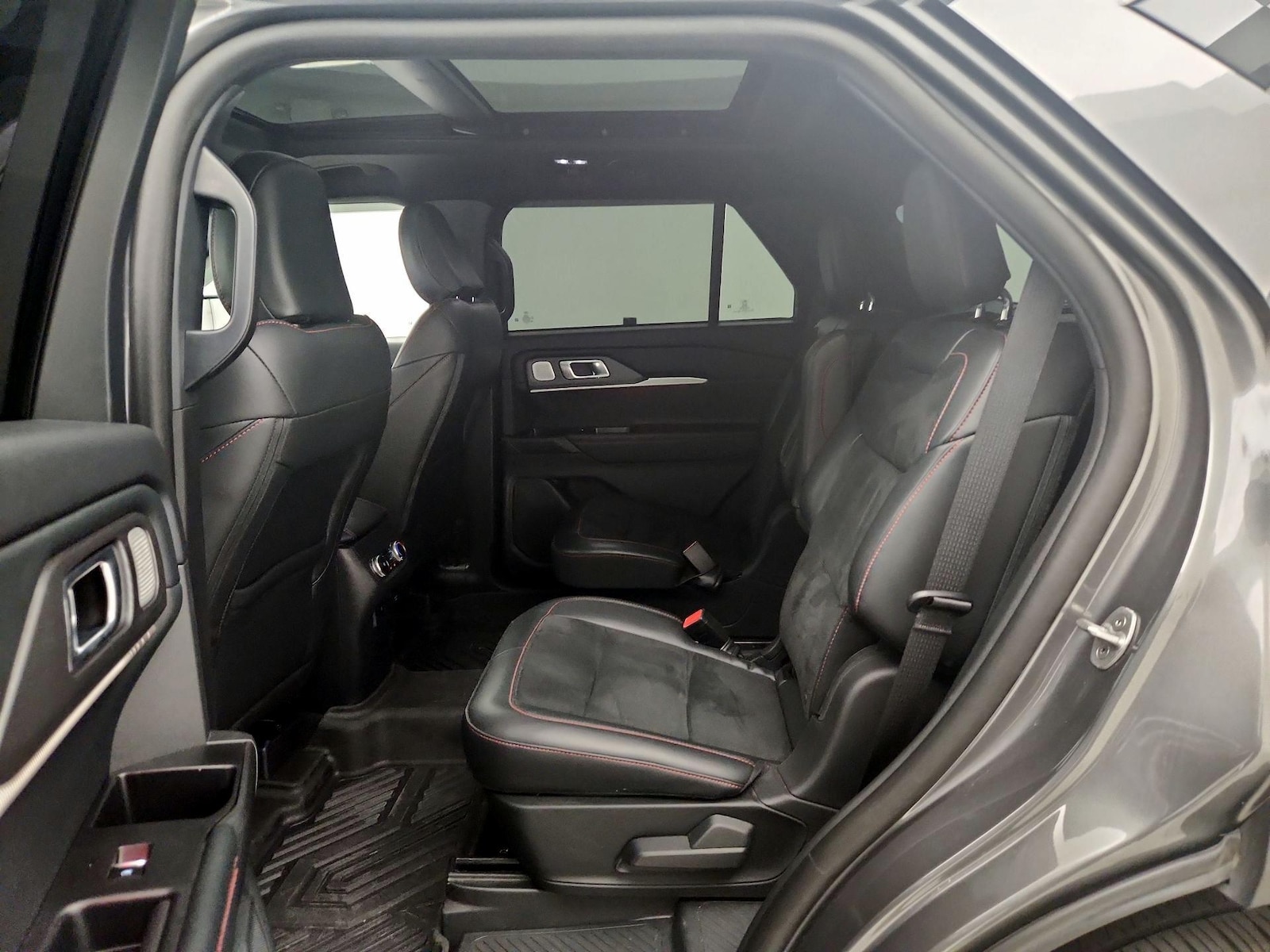 2025 Ford Explorer ST - Photo 18