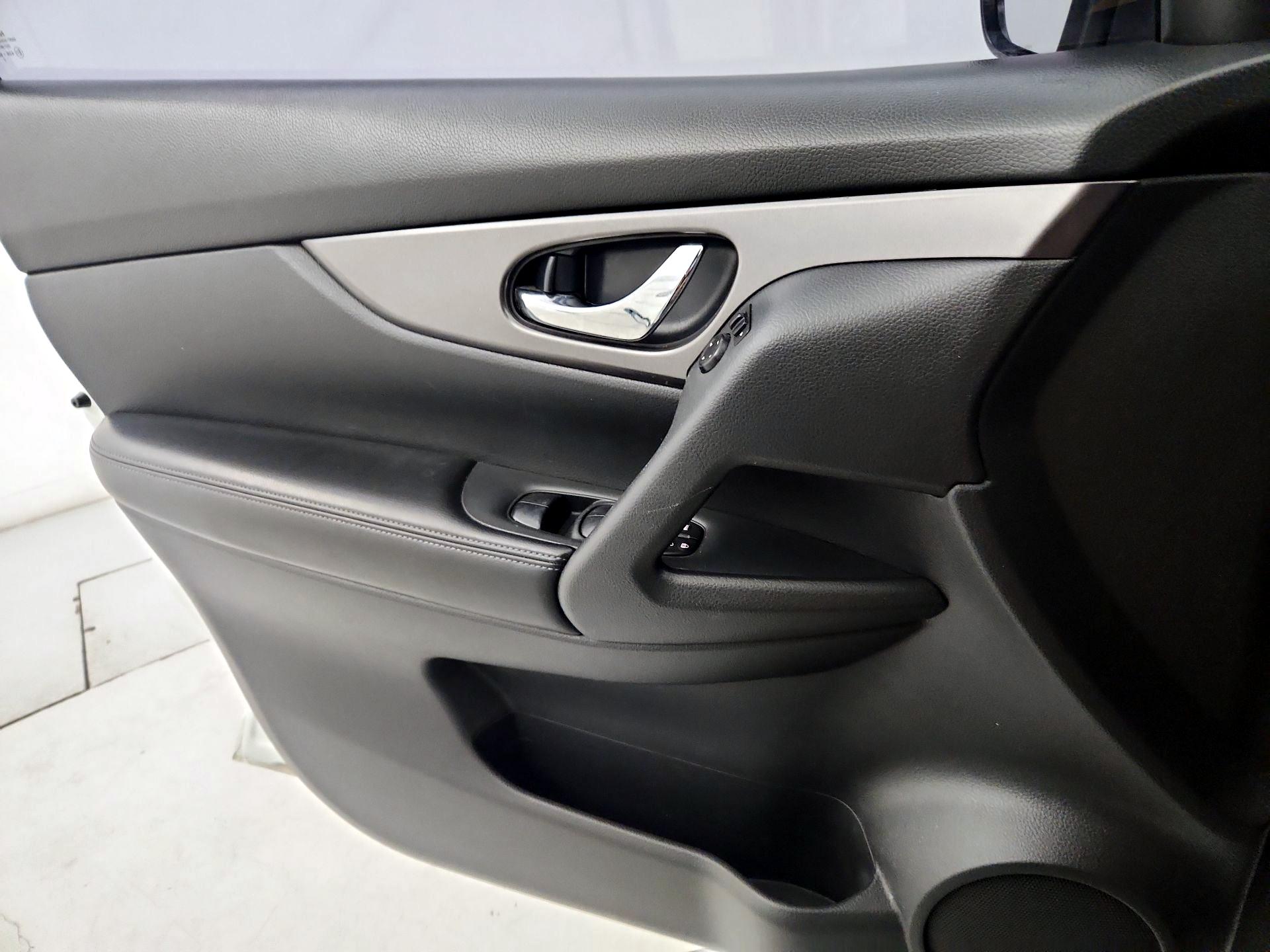 Thumbnail: 2016 Nissan Rogue - 12
