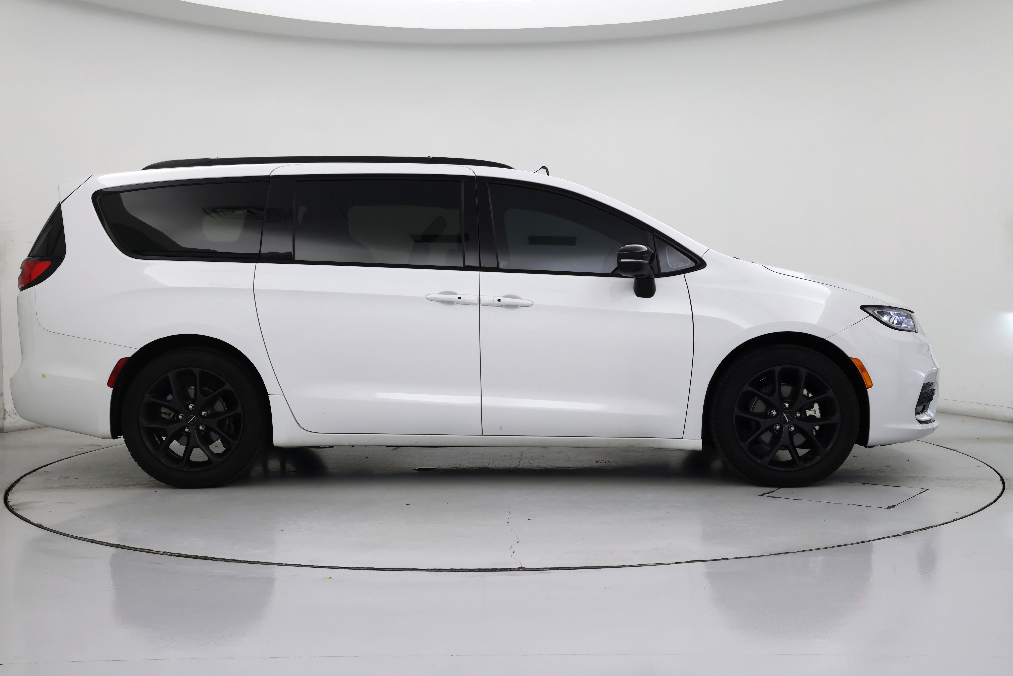 Thumbnail: 2025 Chrysler Pacifica - 7