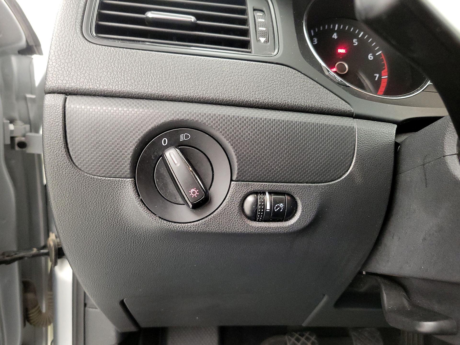 Thumbnail: 2015 Volkswagen Jetta - 13