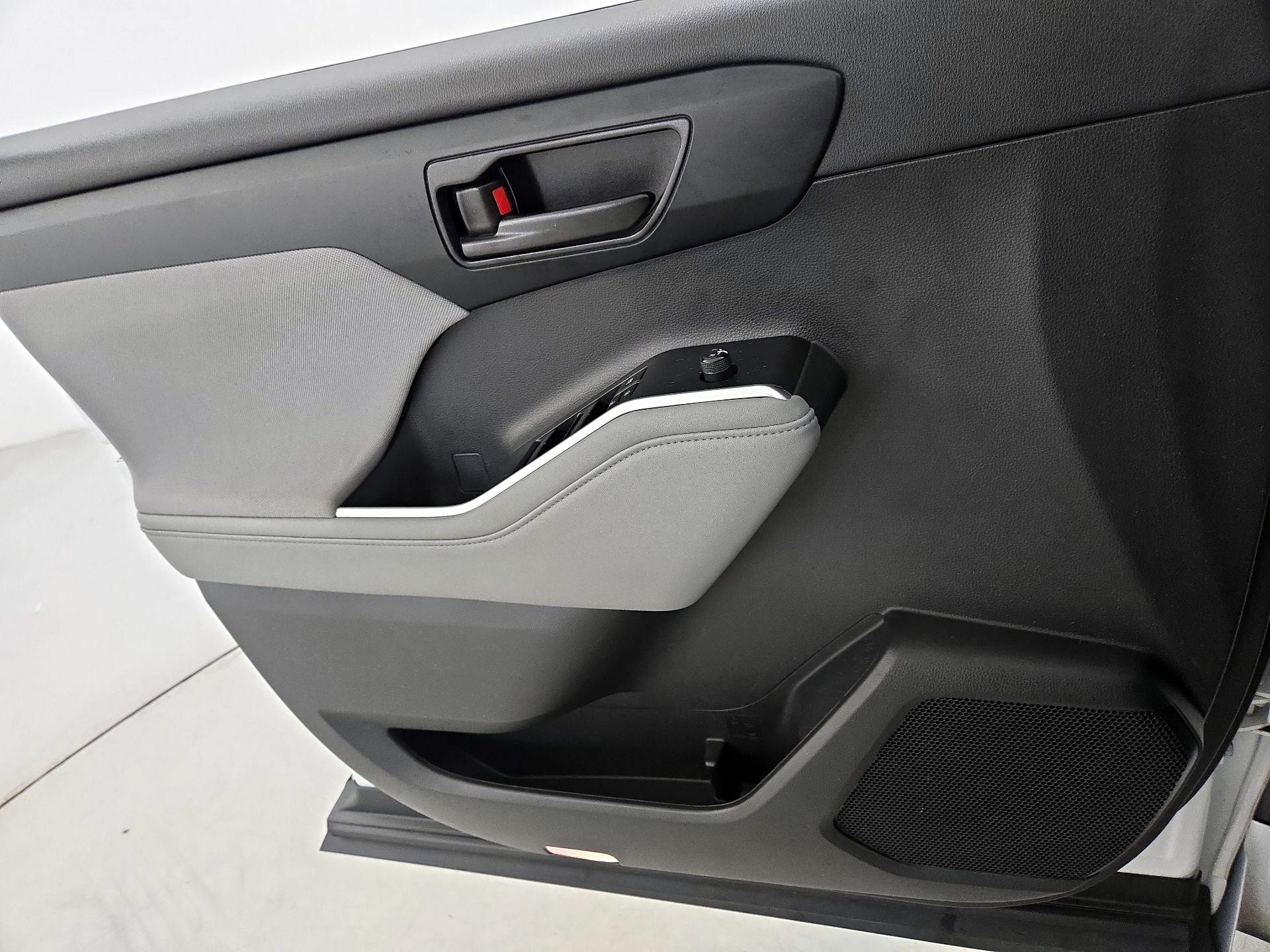 Thumbnail: 2023 Toyota Highlander - 12