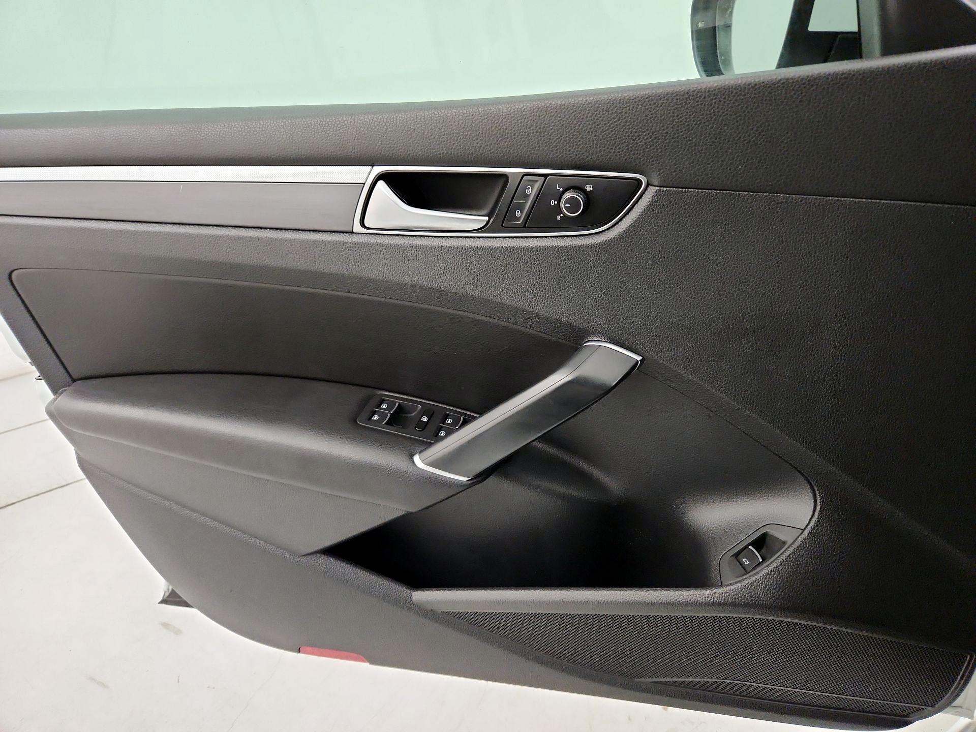 Thumbnail: 2017 Volkswagen Passat - 12