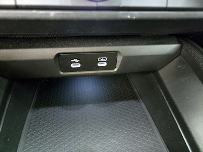 USB/AUX Ports