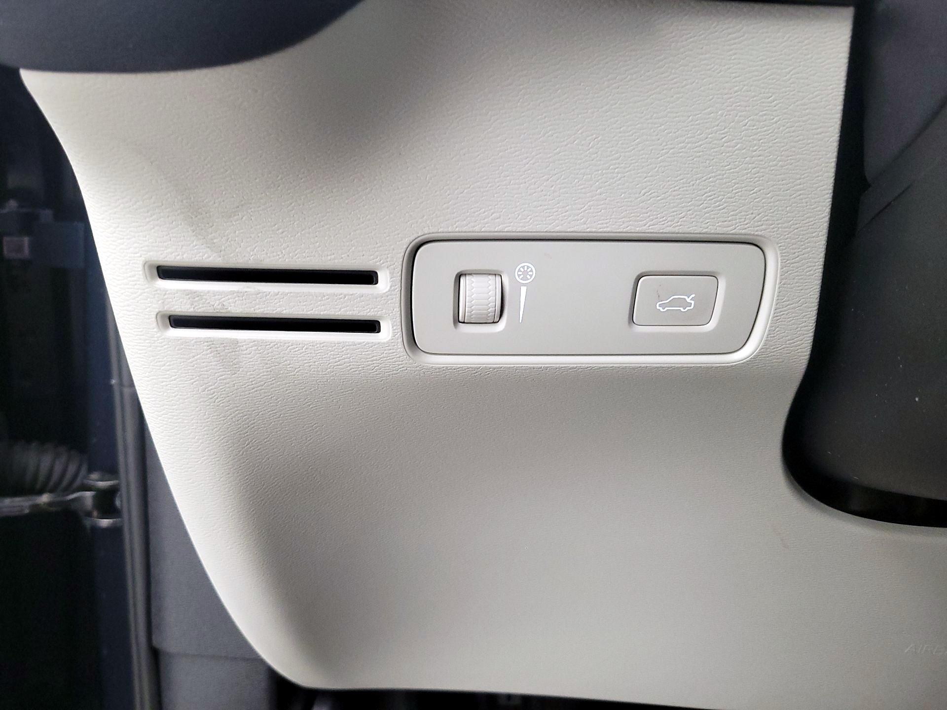 Thumbnail: 2021 Volvo XC40 - 13