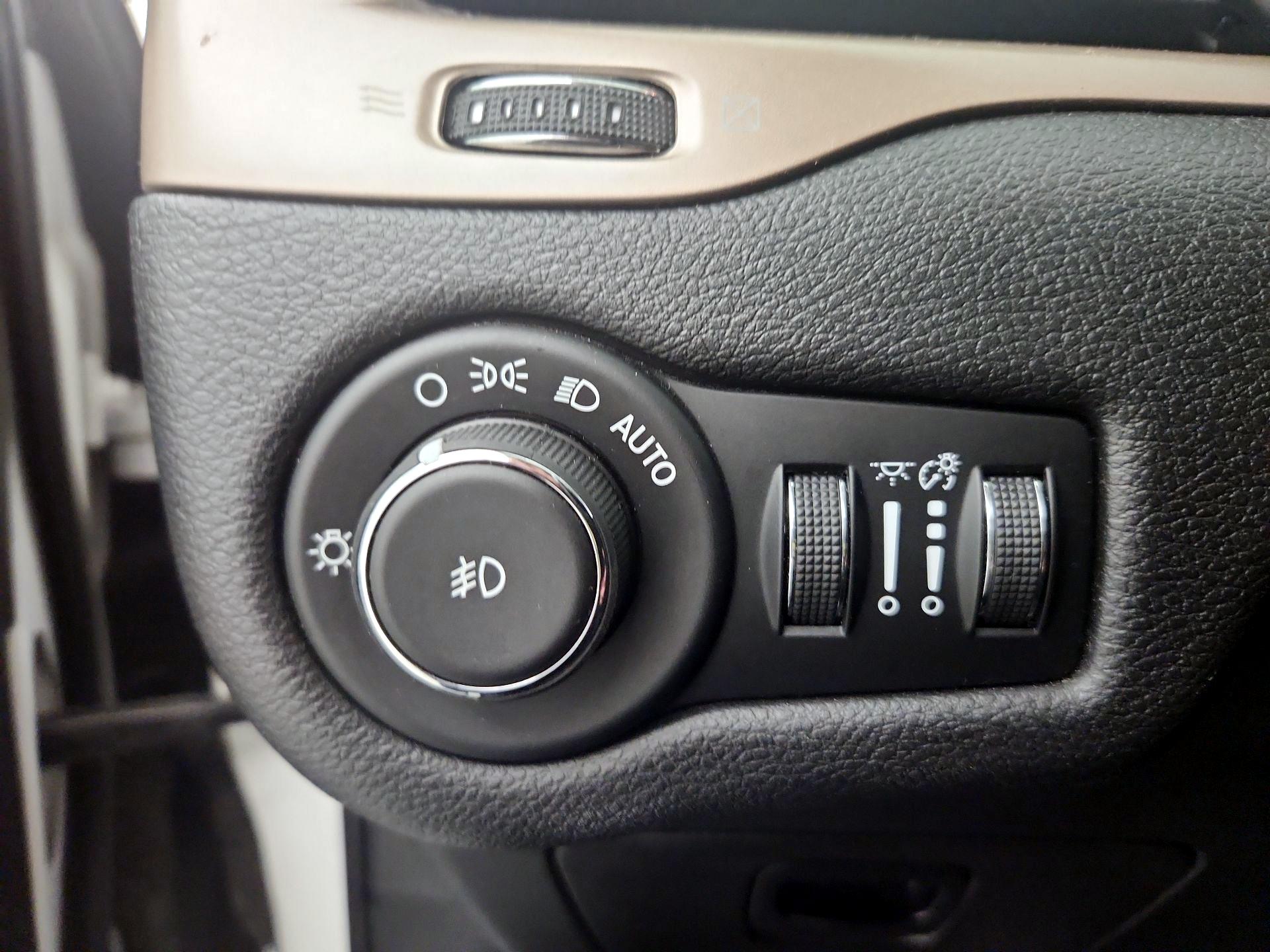 Thumbnail: 2017 Jeep Cherokee - 13