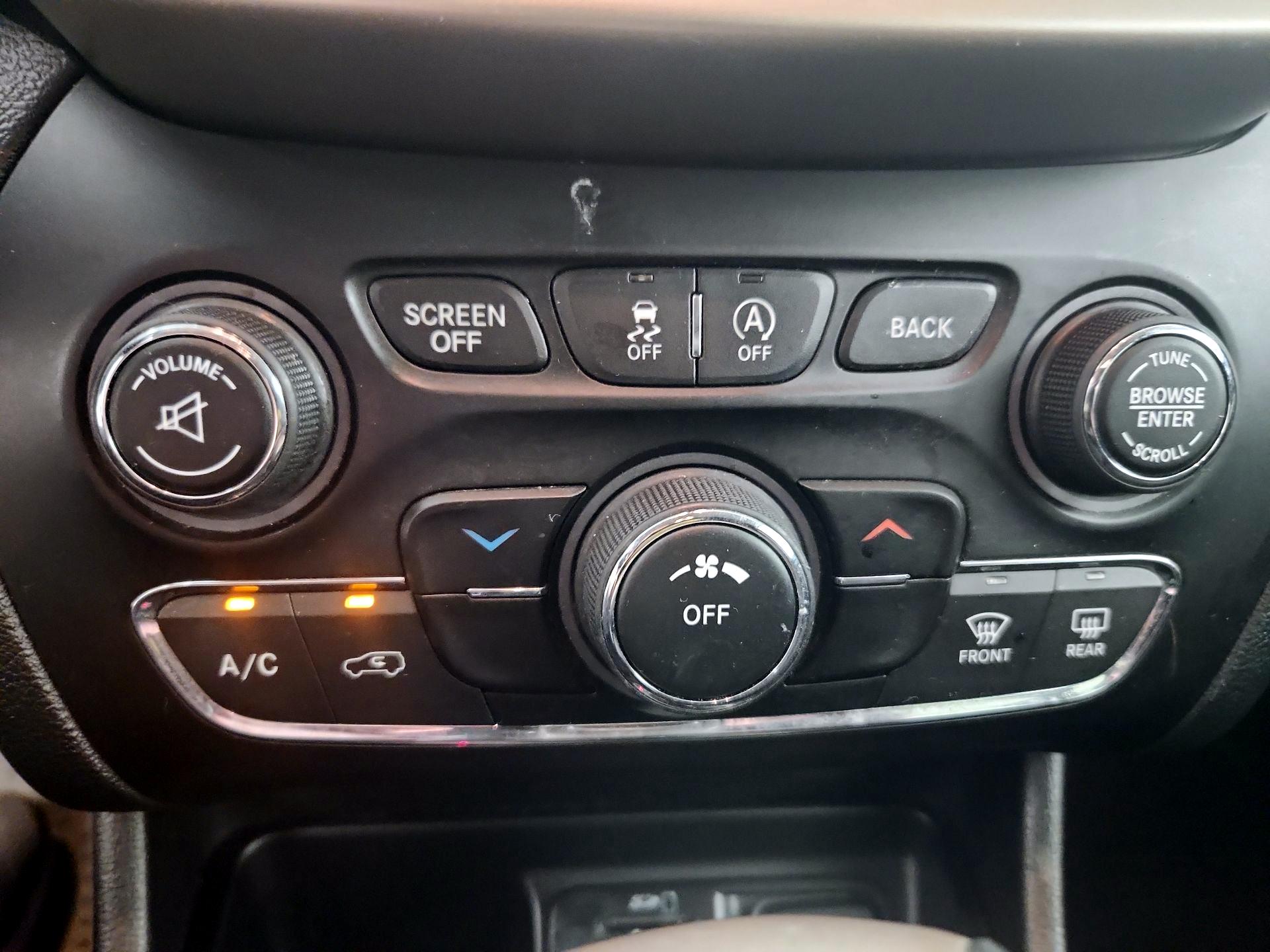 Thumbnail: 2017 Jeep Cherokee - 16