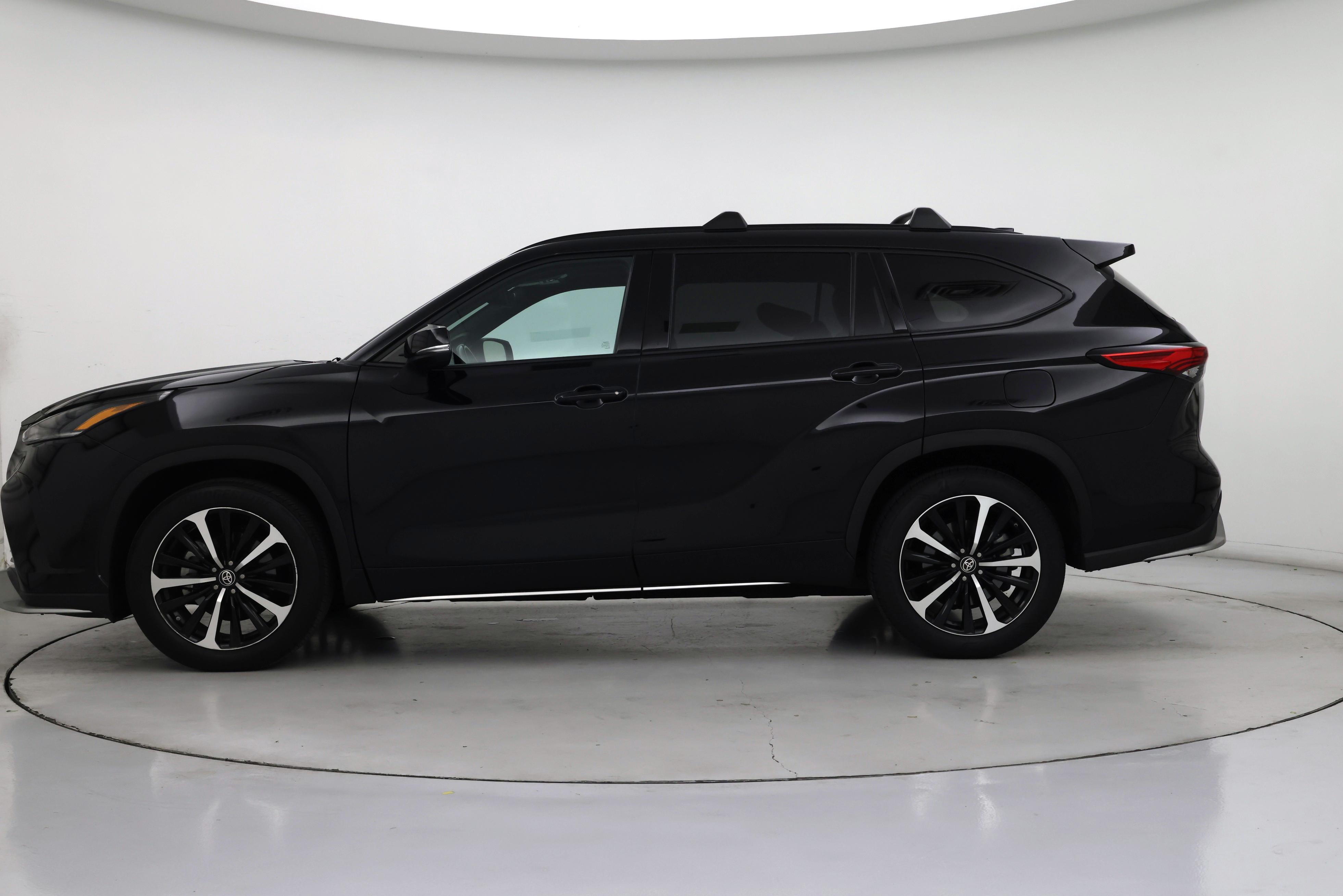 Thumbnail: 2021 Toyota Highlander - 3