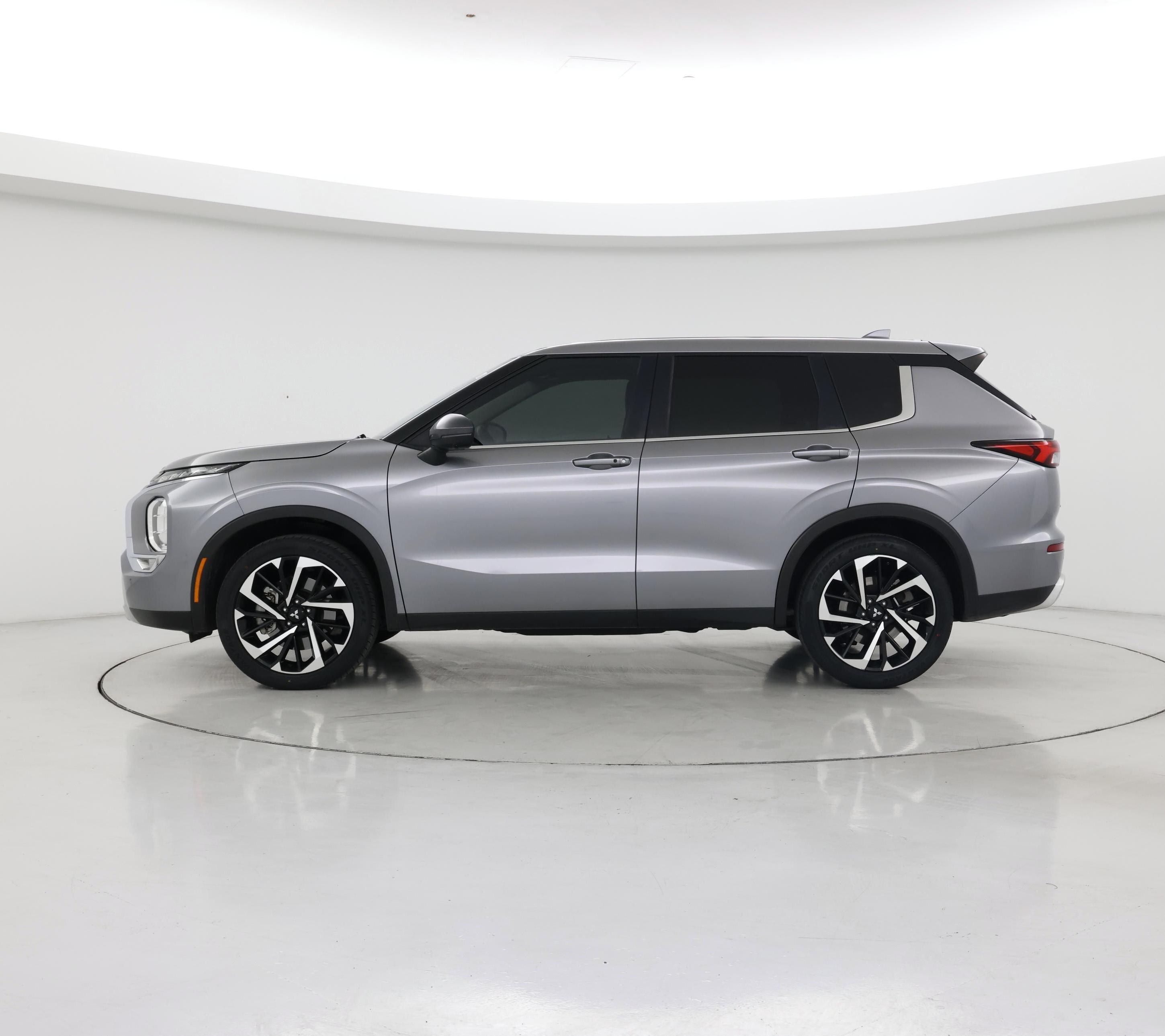 Thumbnail: 2022 Mitsubishi Outlander - 3