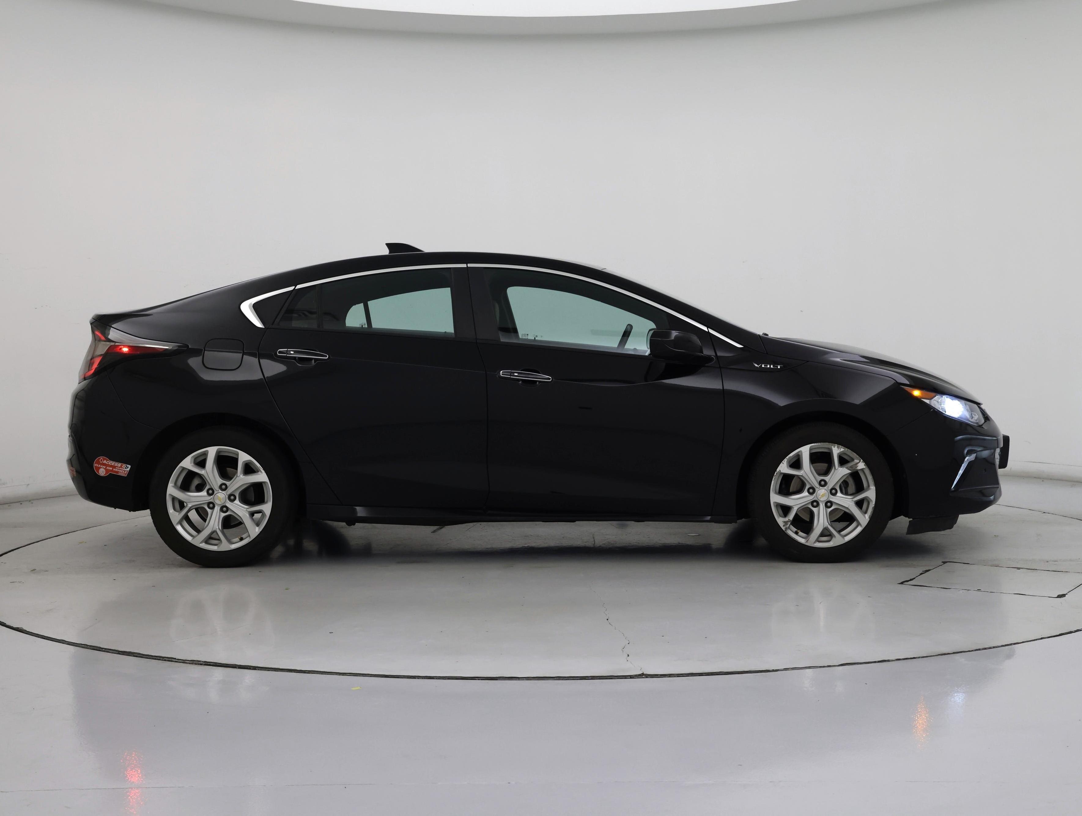 Thumbnail: 2017 Chevrolet Volt - 7