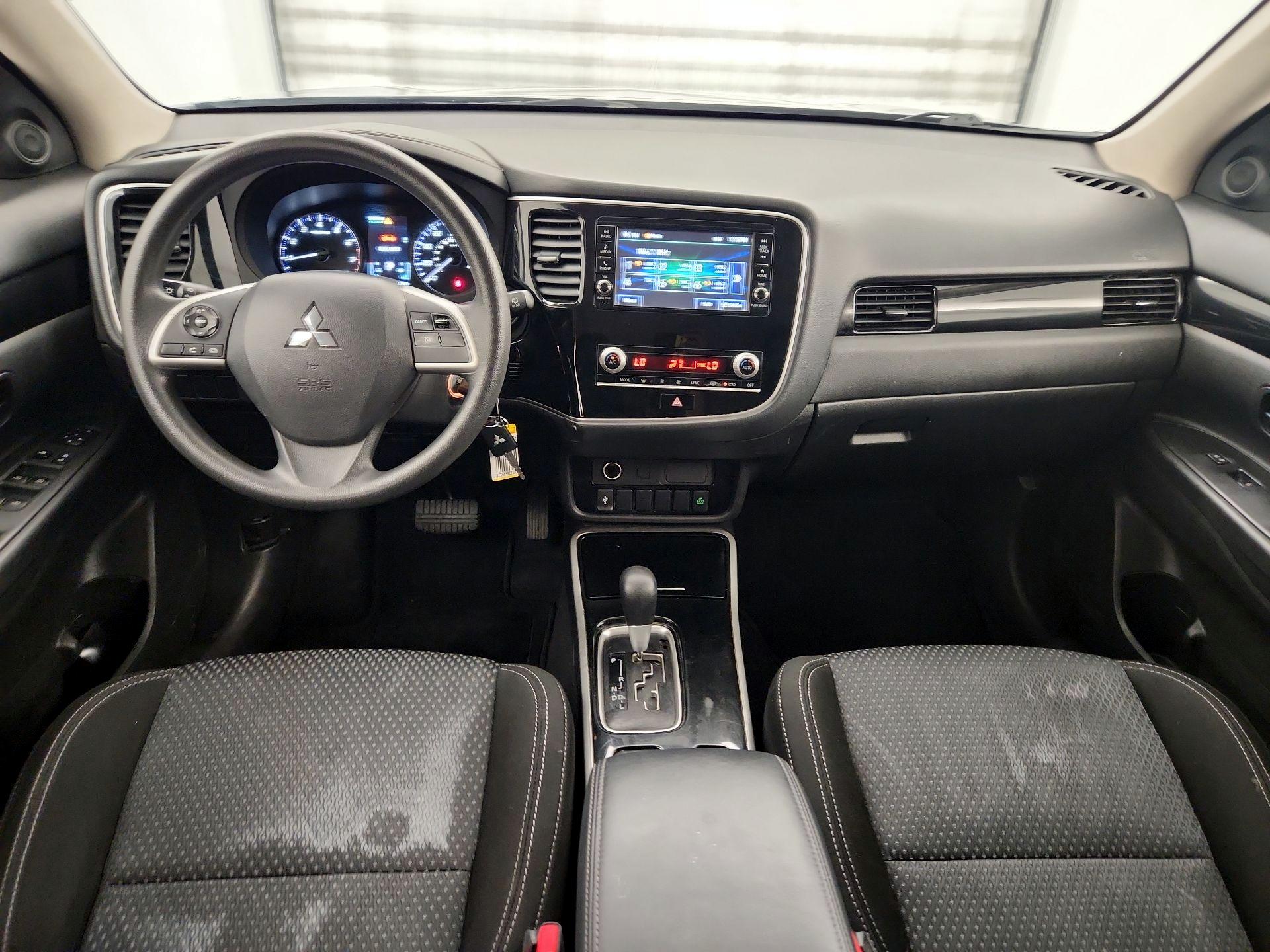 Thumbnail: 2020 Mitsubishi Outlander - 9