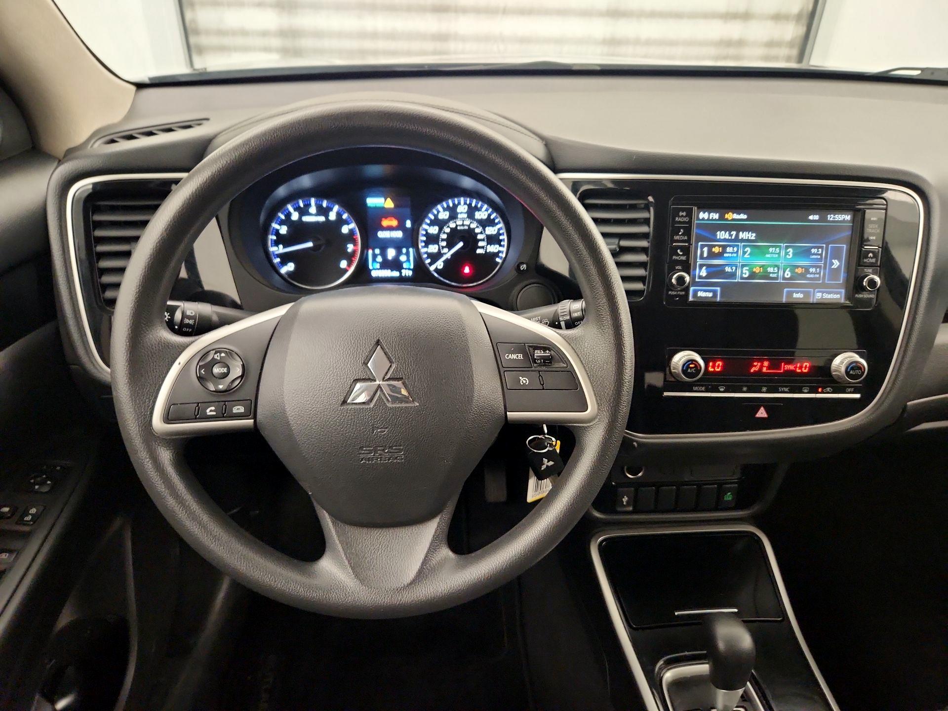 Thumbnail: 2020 Mitsubishi Outlander - 10