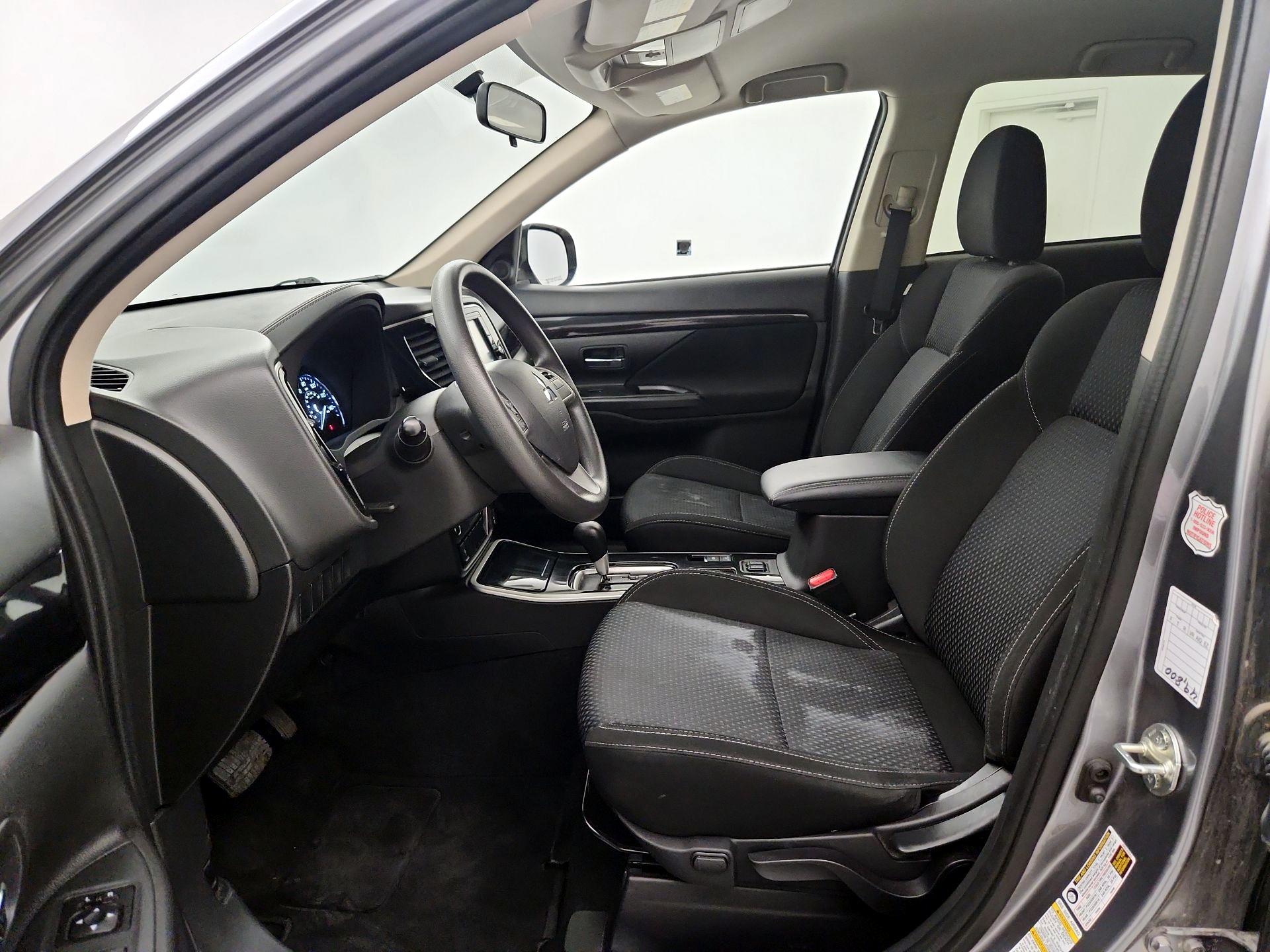 Thumbnail: 2020 Mitsubishi Outlander - 11