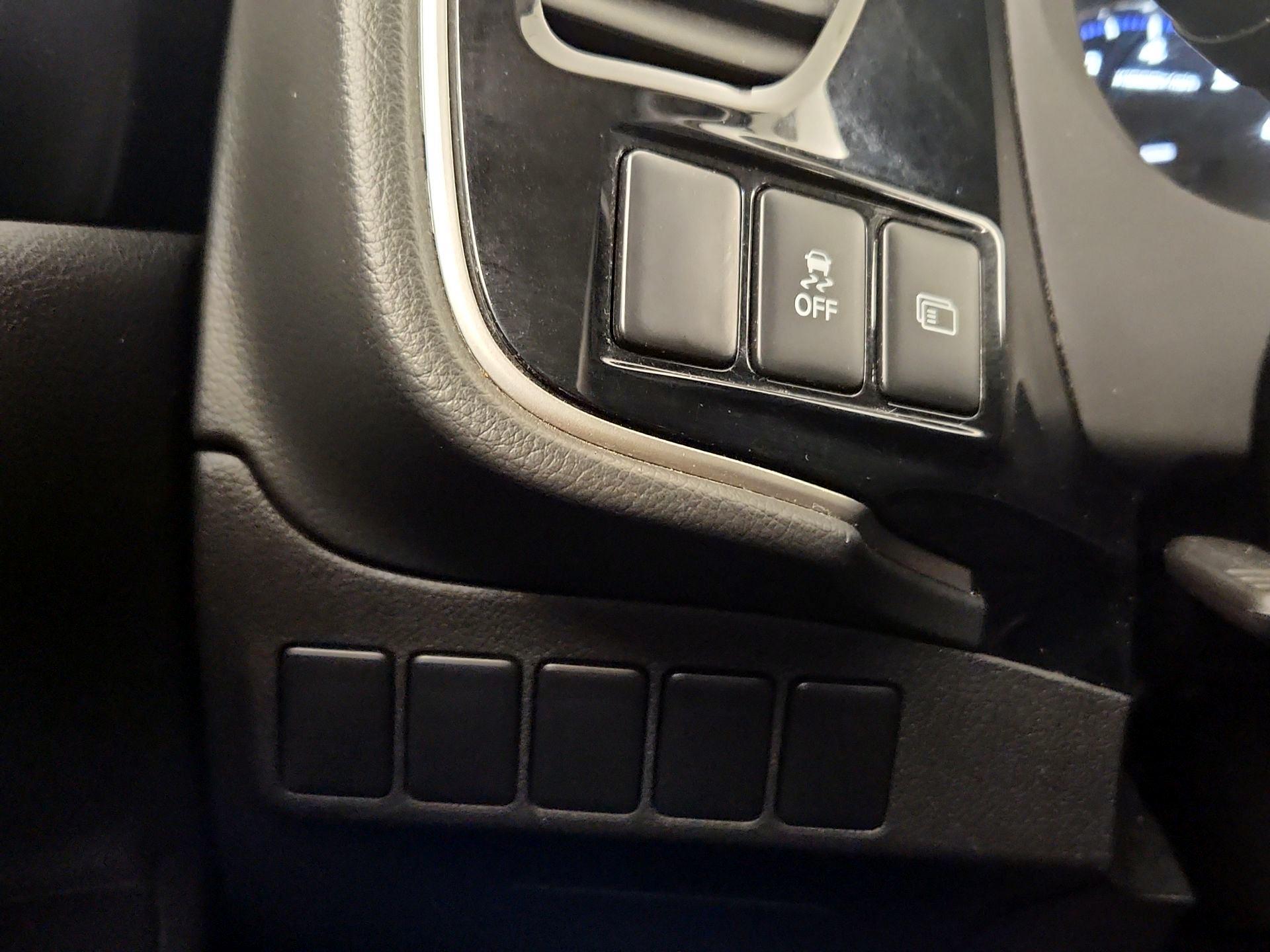 Thumbnail: 2020 Mitsubishi Outlander - 13