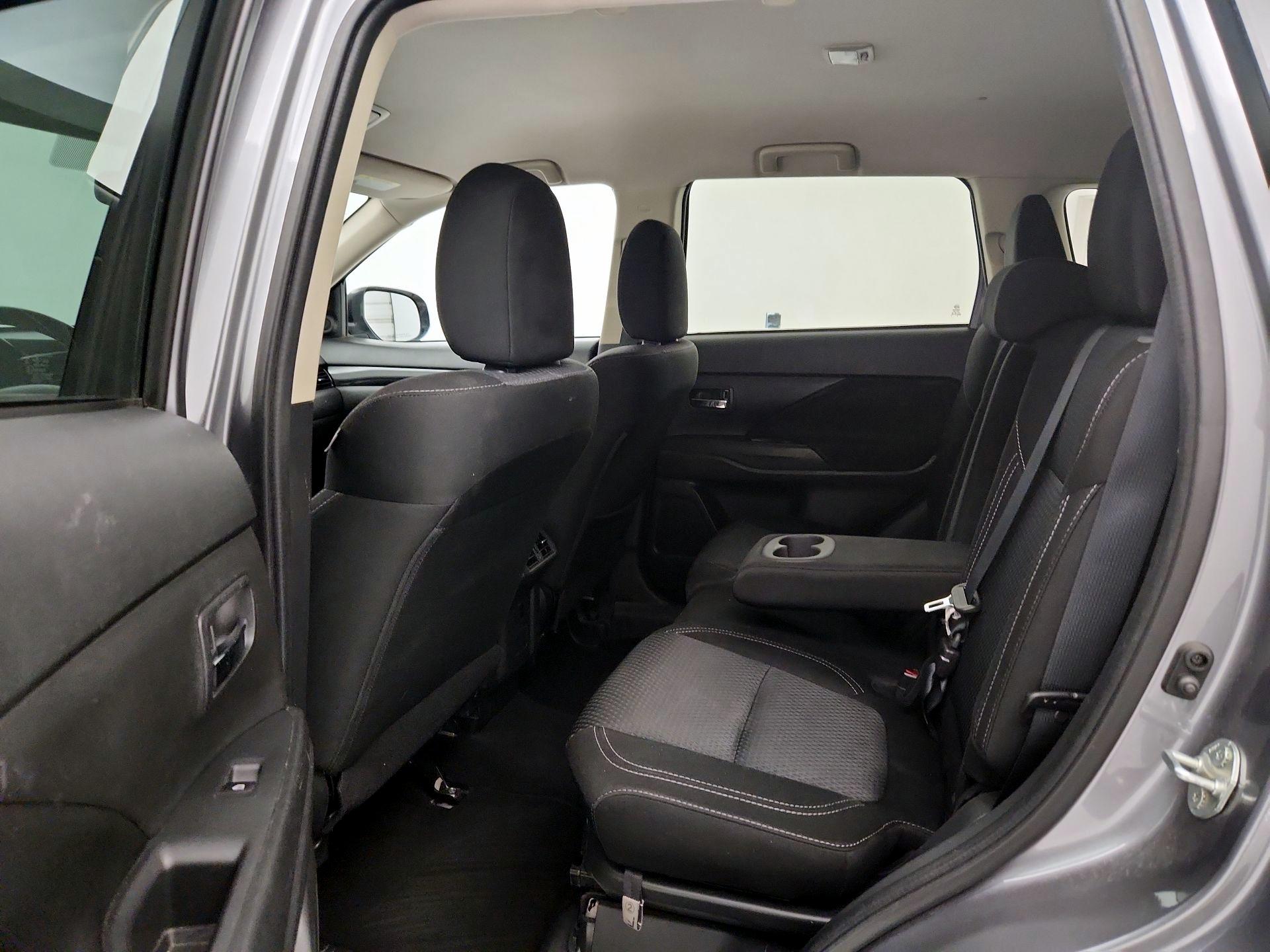 Thumbnail: 2020 Mitsubishi Outlander - 19