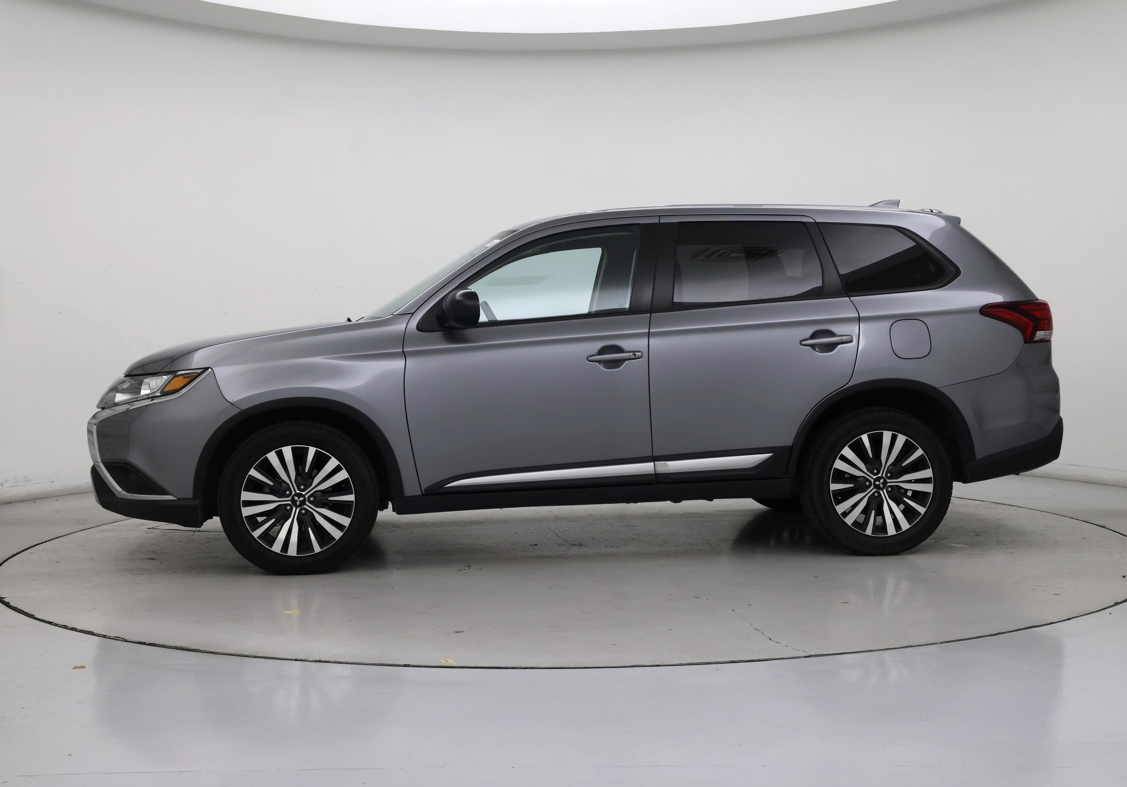 Thumbnail: 2020 Mitsubishi Outlander - 3