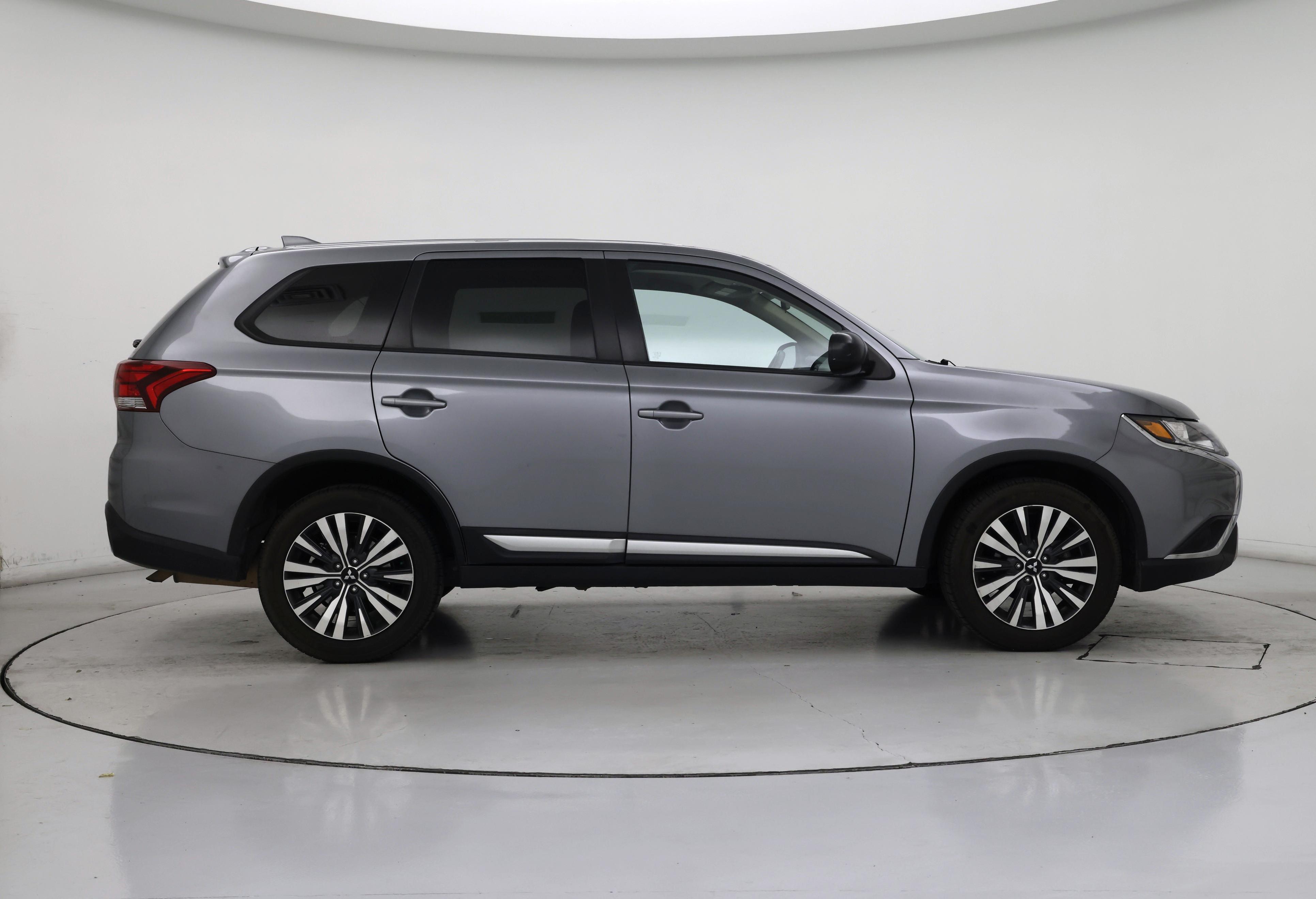 Thumbnail: 2020 Mitsubishi Outlander - 7