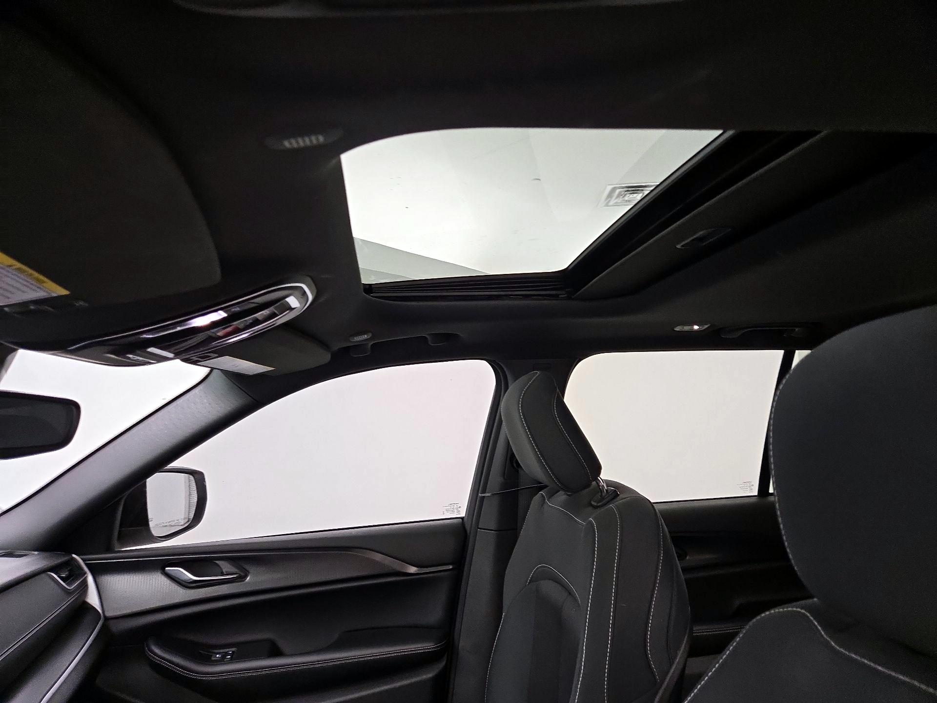 Thumbnail: 2024 Jeep Grand Cherokee - 19