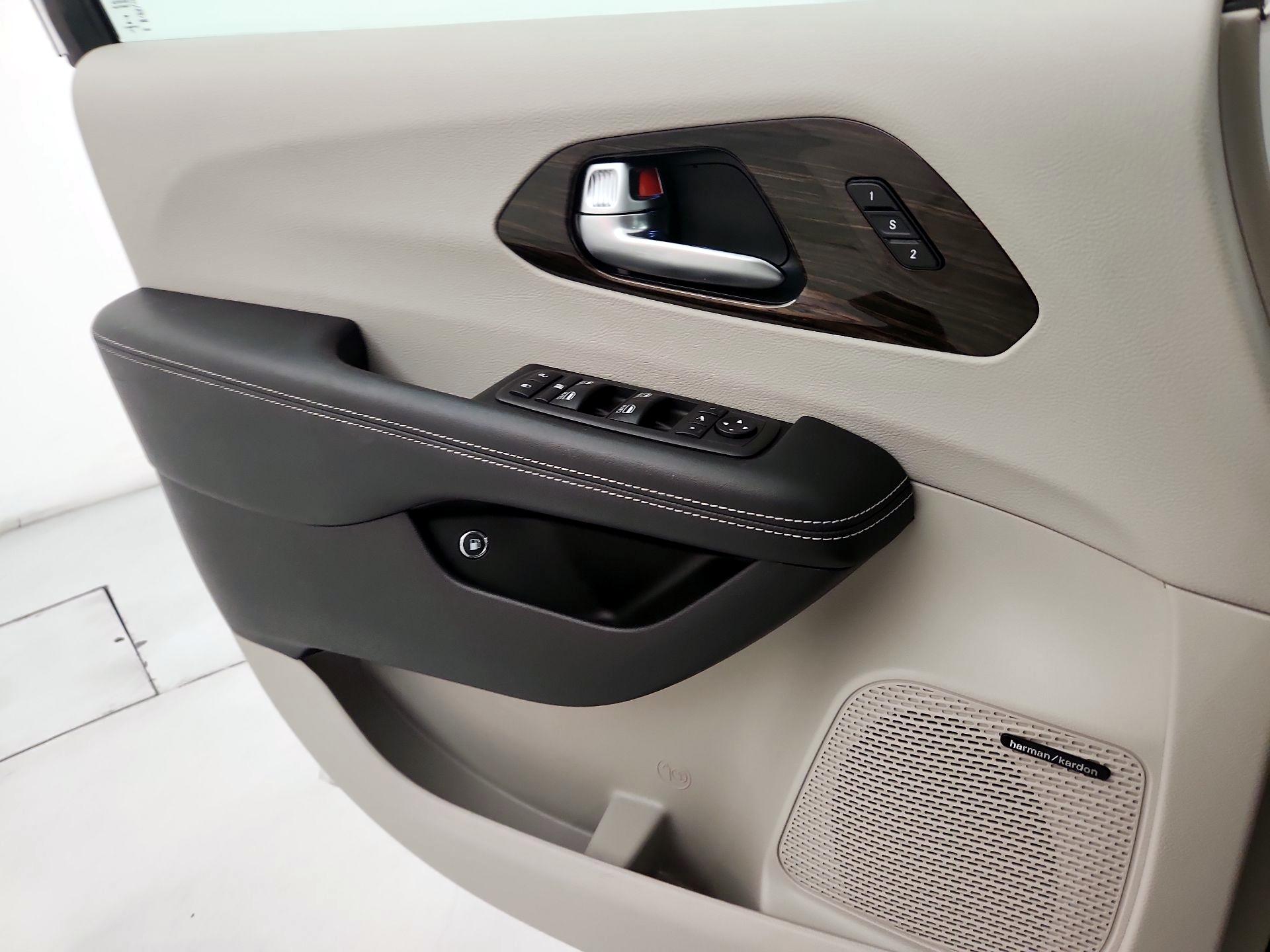 Thumbnail: 2021 Chrysler Pacifica - 12