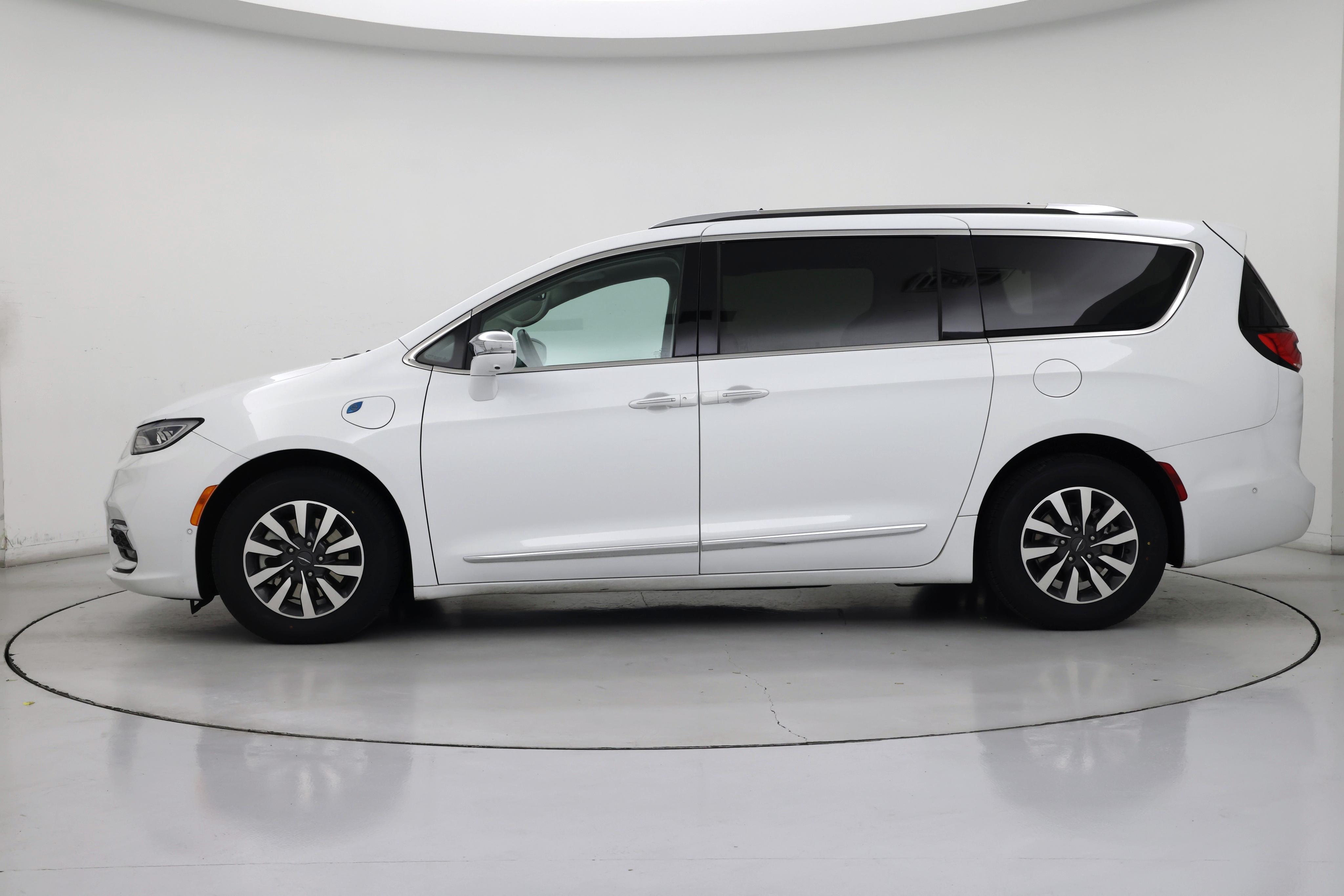 Thumbnail: 2021 Chrysler Pacifica - 3