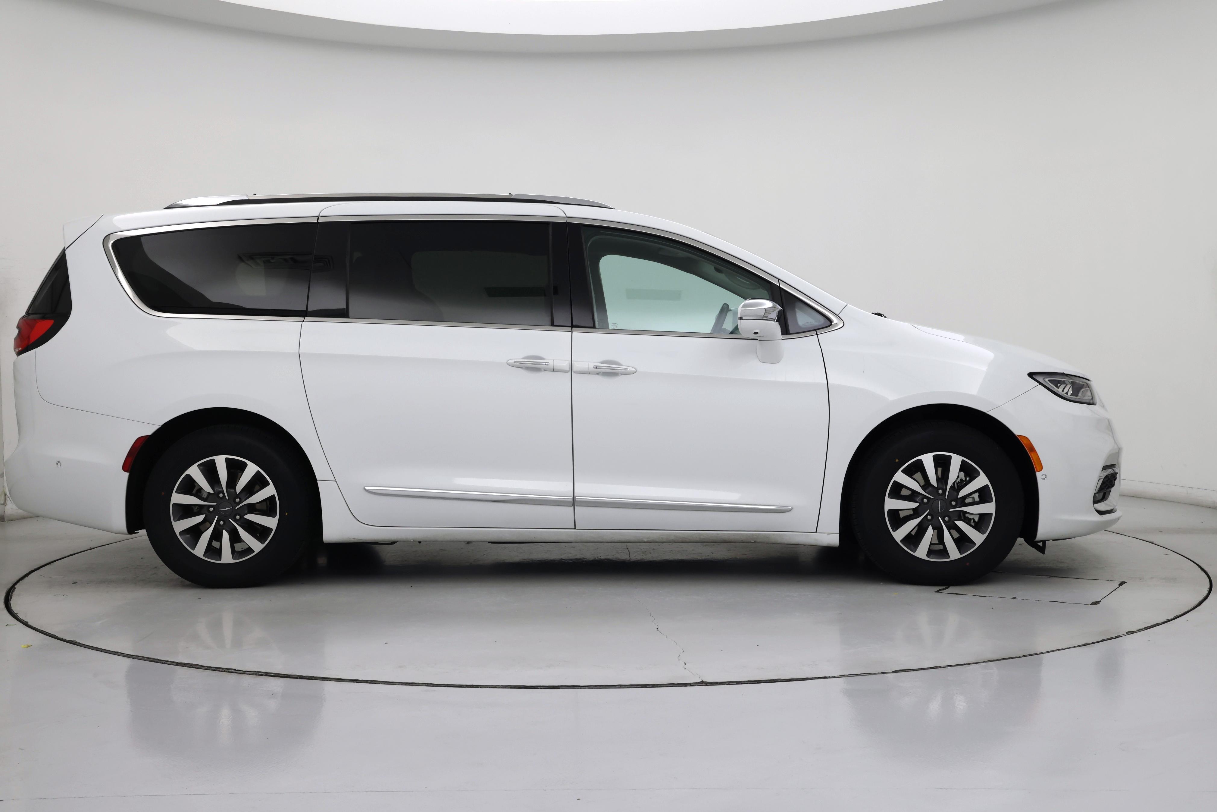 Thumbnail: 2021 Chrysler Pacifica - 7