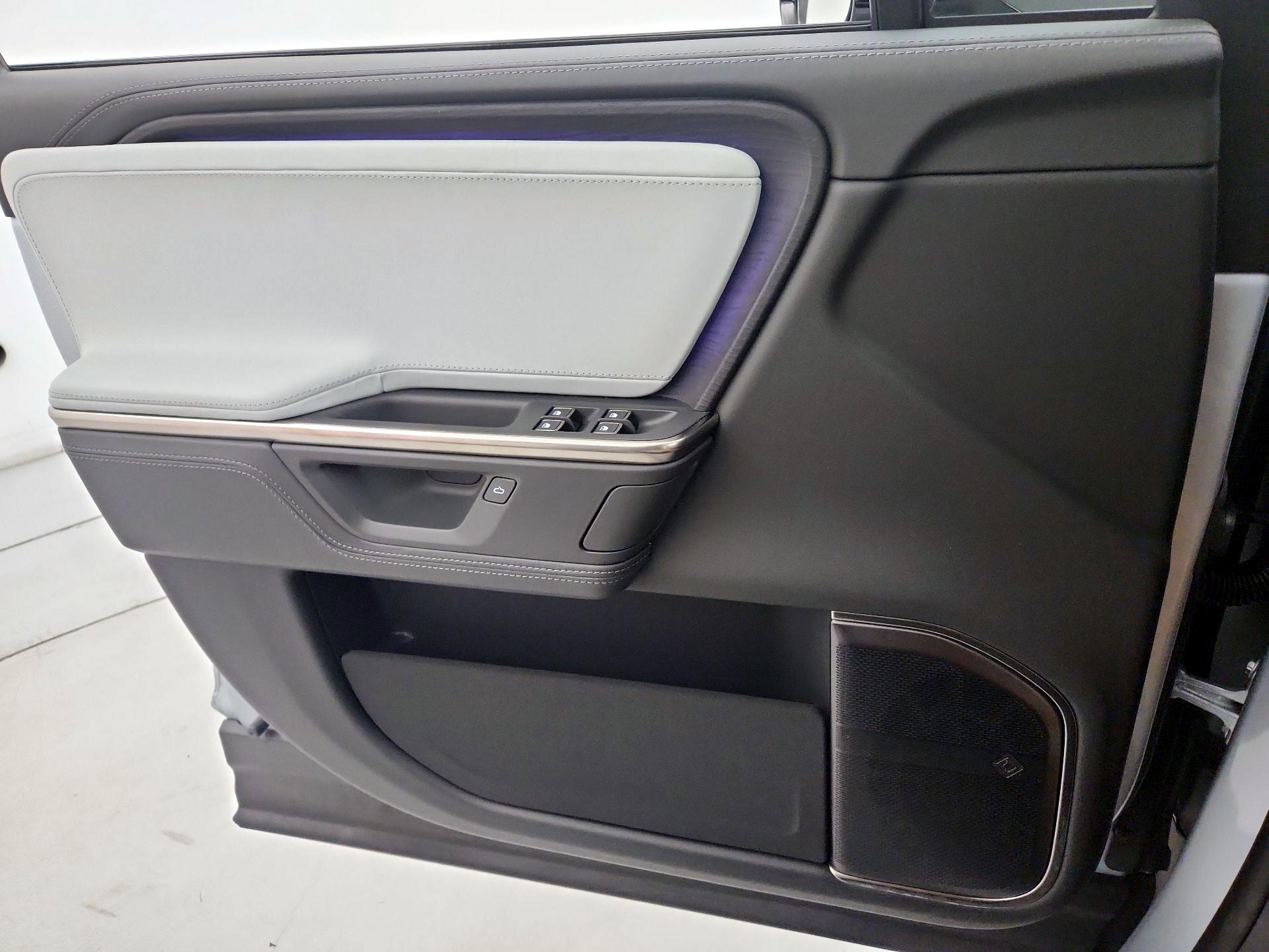 Thumbnail: 2025 Rivian R1S - 12