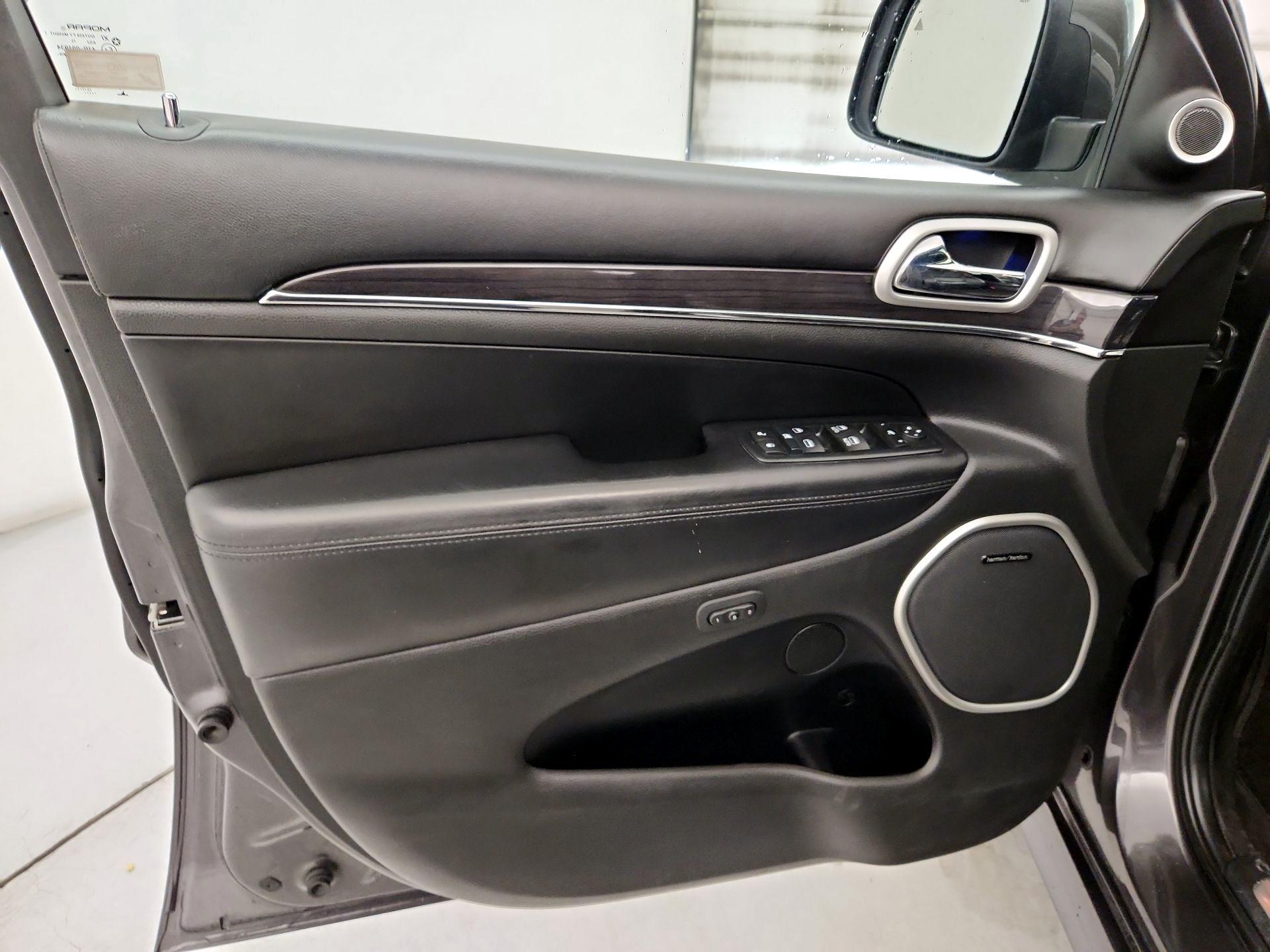 Thumbnail: 2015 Jeep Grand Cherokee - 12