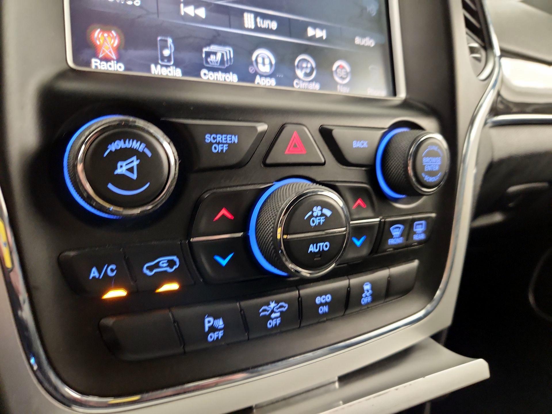 Thumbnail: 2015 Jeep Grand Cherokee - 17