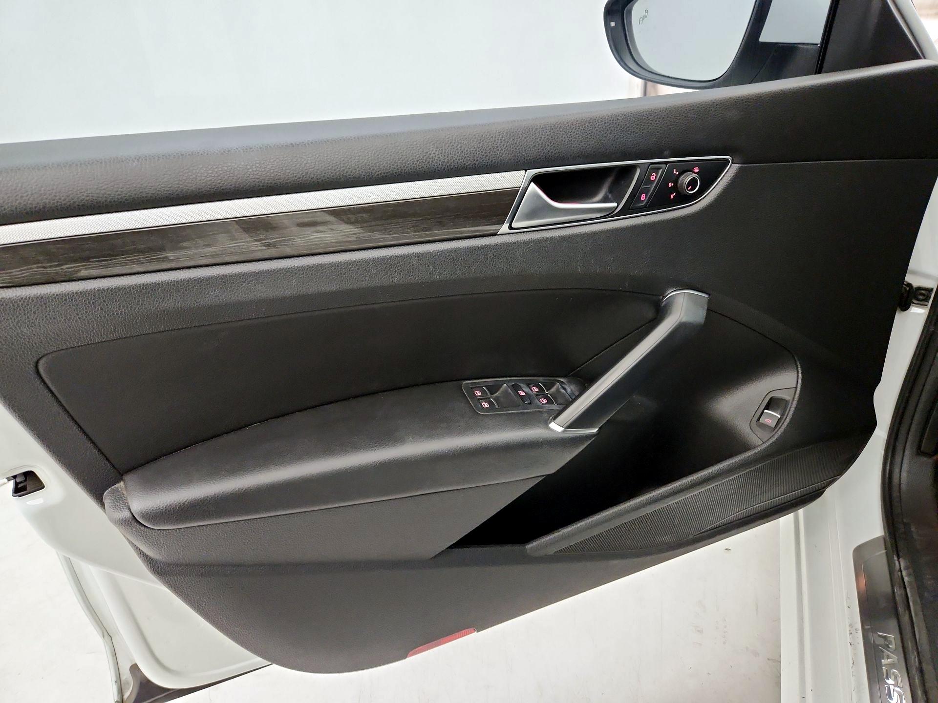 Thumbnail: 2016 Volkswagen Passat - 12